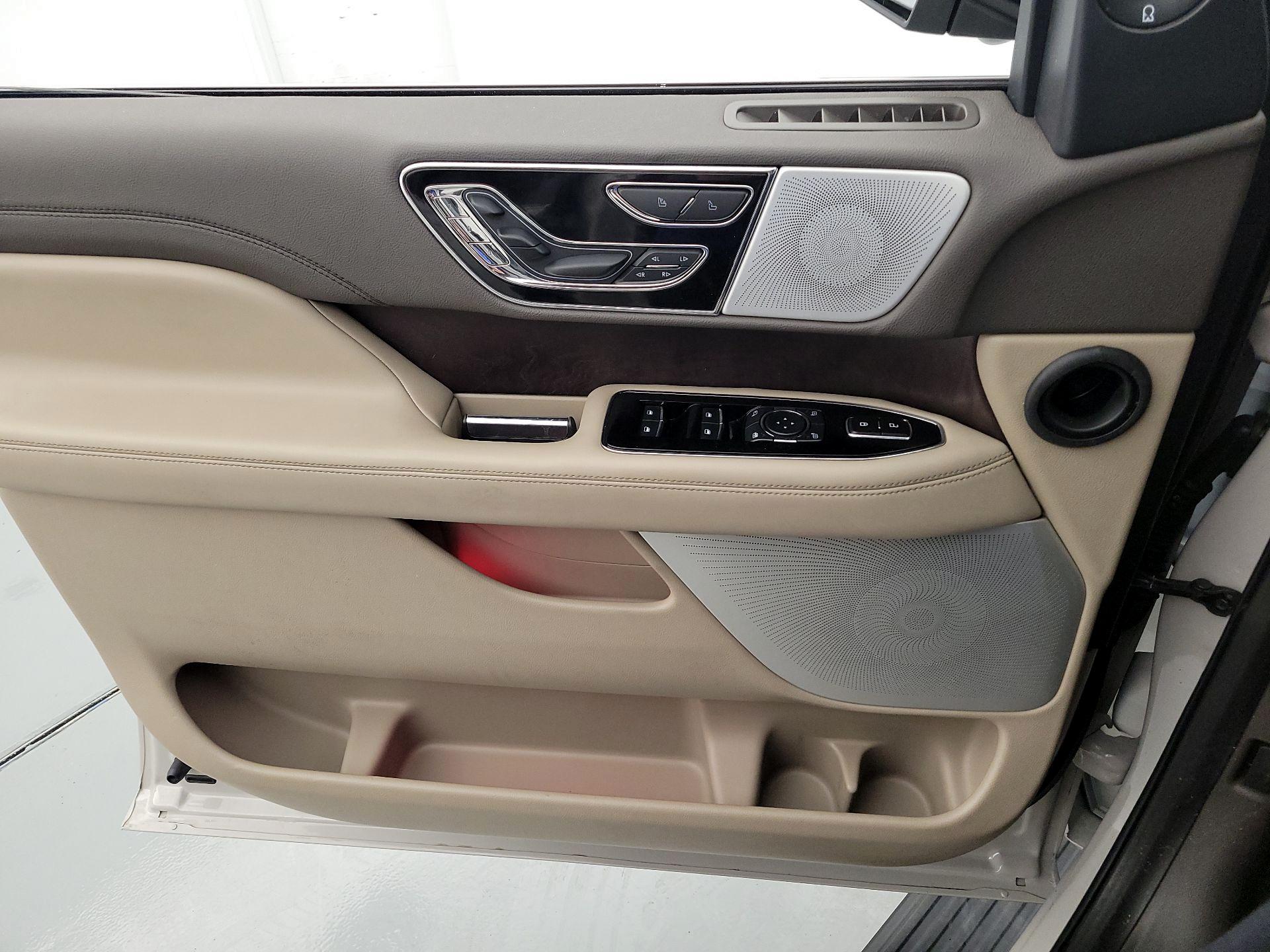 Thumbnail: 2023 Lincoln Navigator L - 12