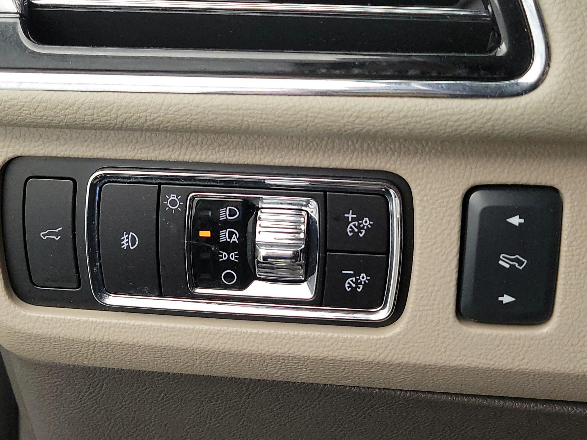 Thumbnail: 2023 Lincoln Navigator L - 13