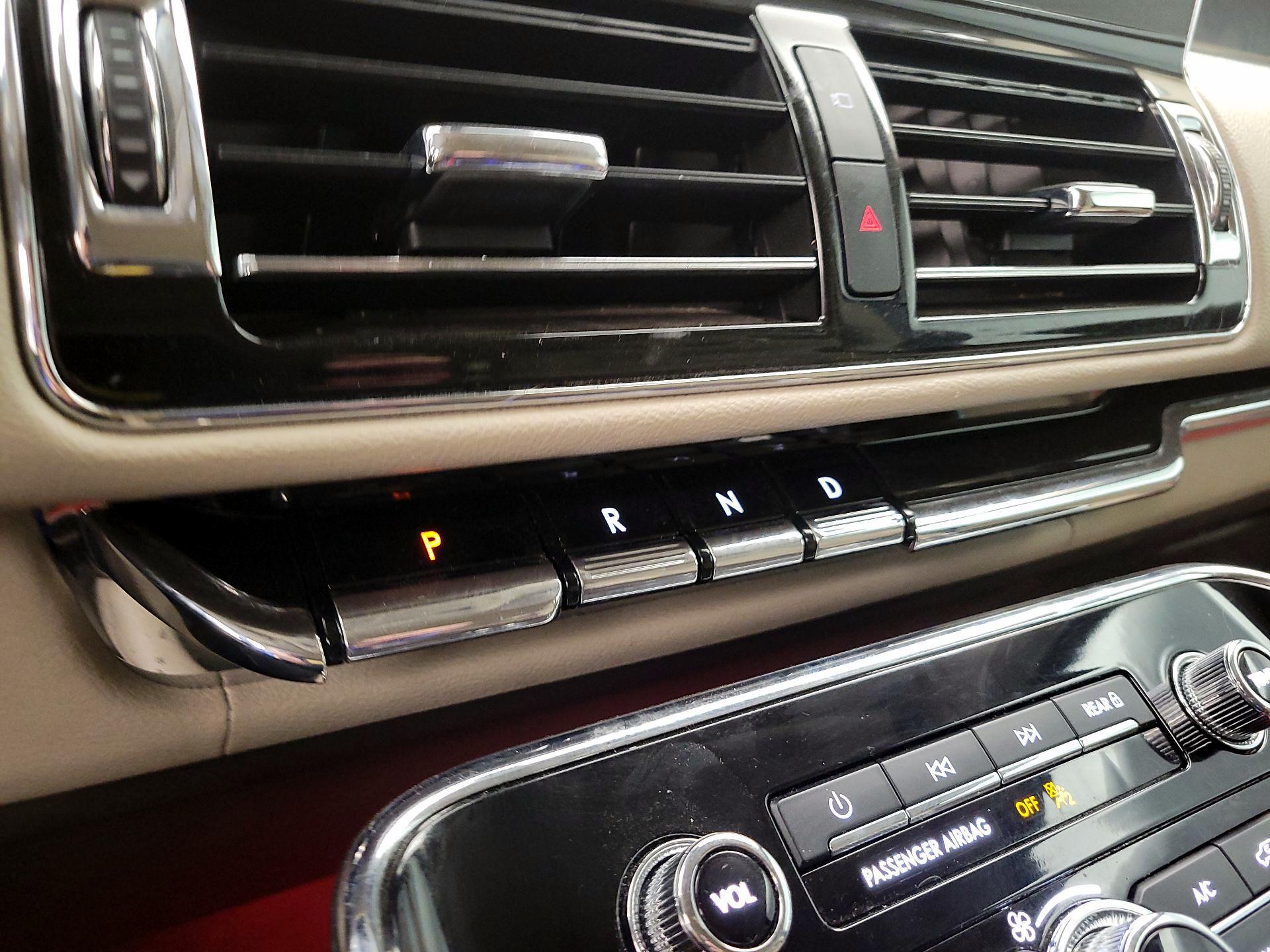 Thumbnail: 2023 Lincoln Navigator L - 18