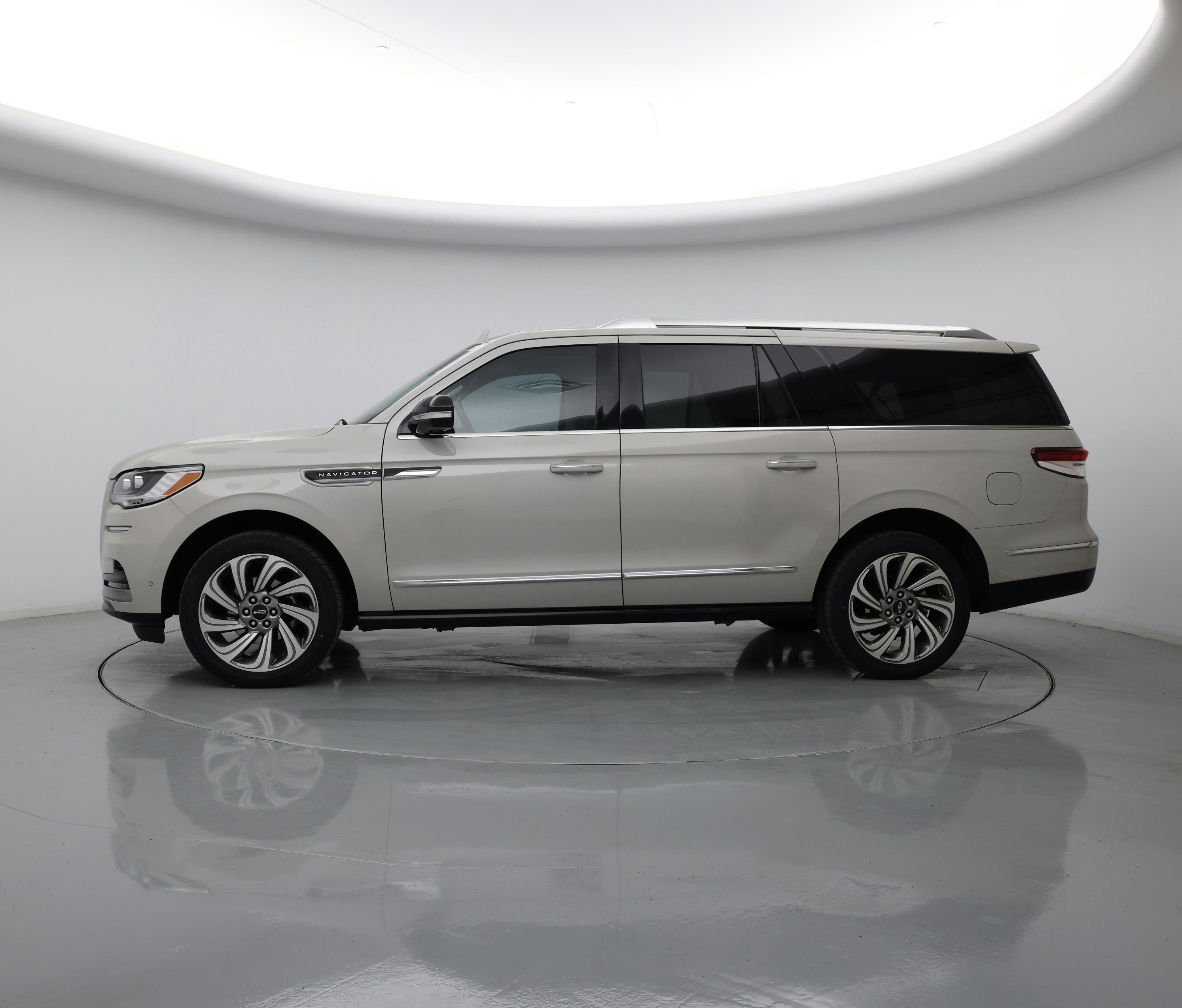 Thumbnail: 2023 Lincoln Navigator L - 3