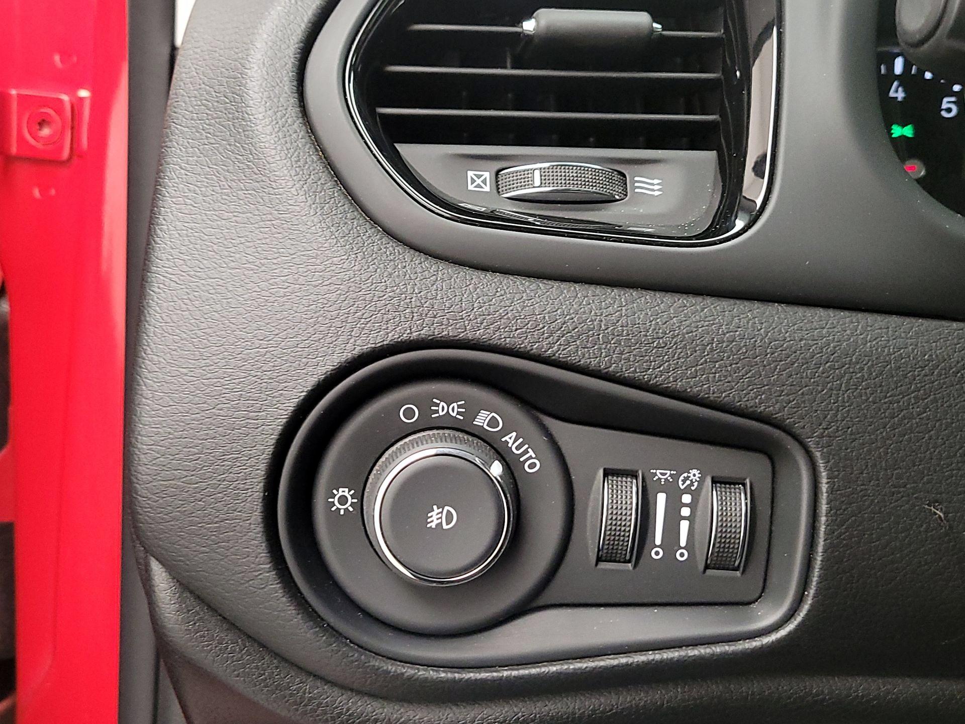 Thumbnail: 2020 Jeep Renegade - 13