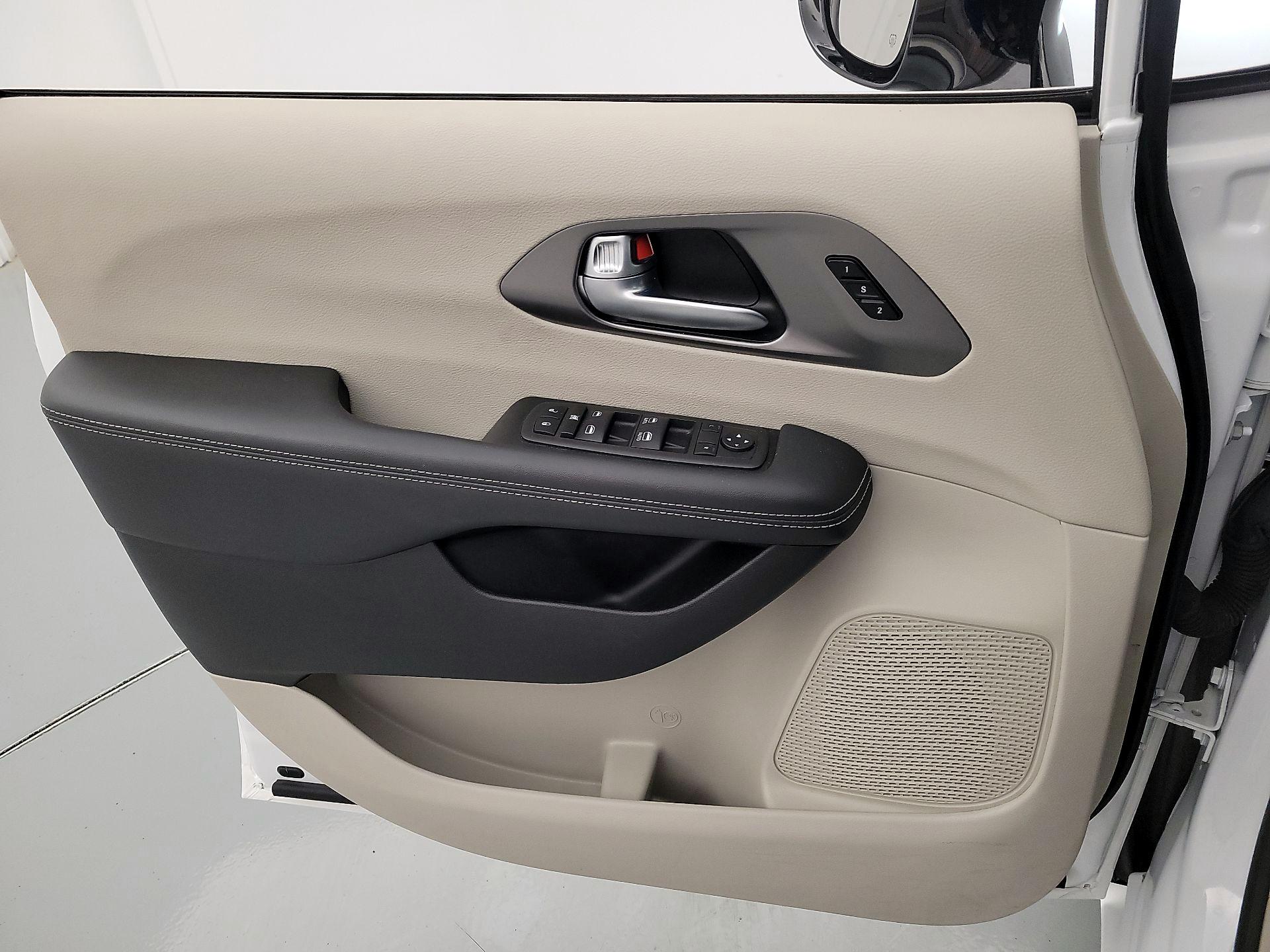 Thumbnail: 2024 Chrysler Pacifica - 12