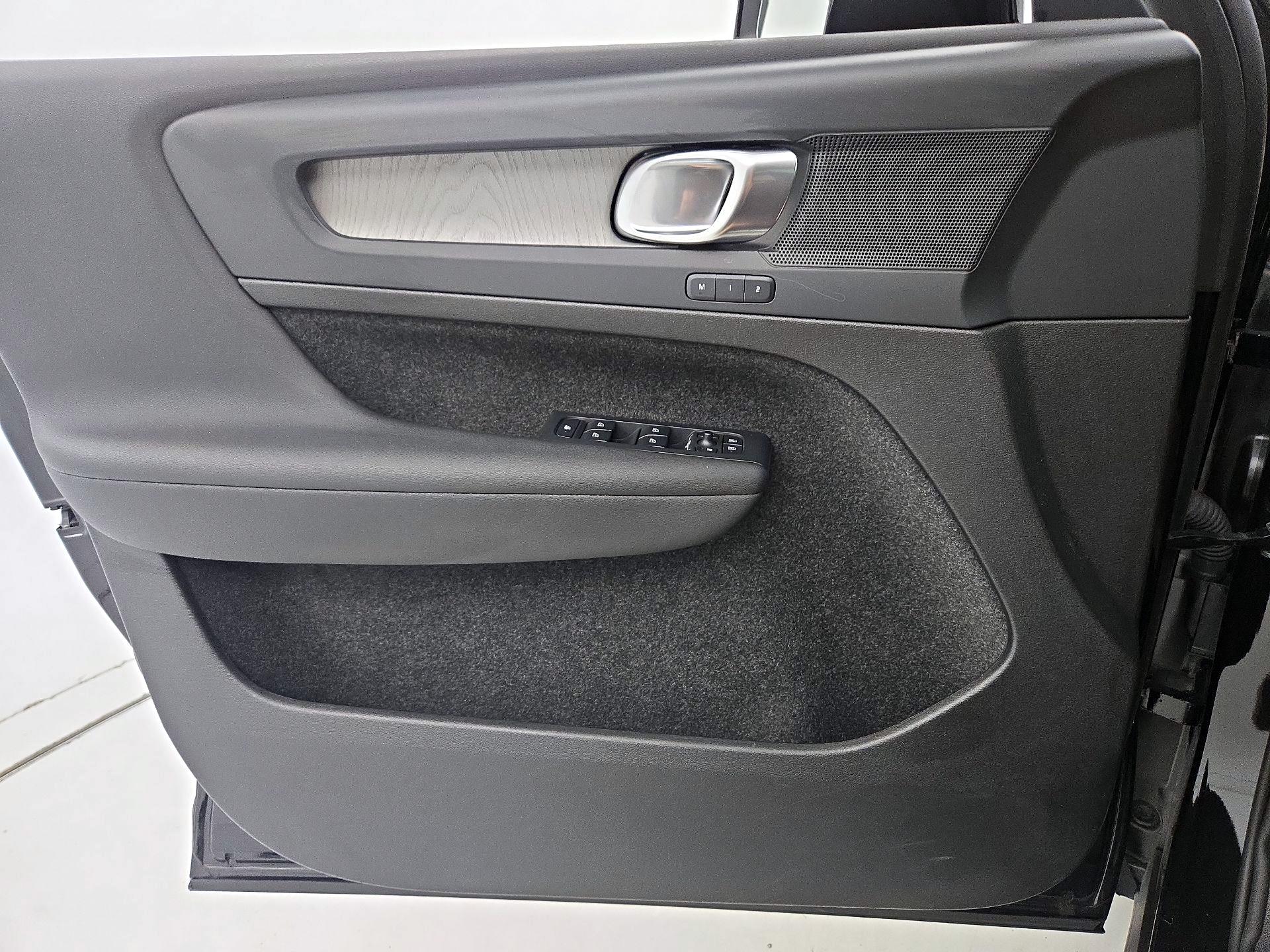 Thumbnail: 2025 Volvo XC40 - 12