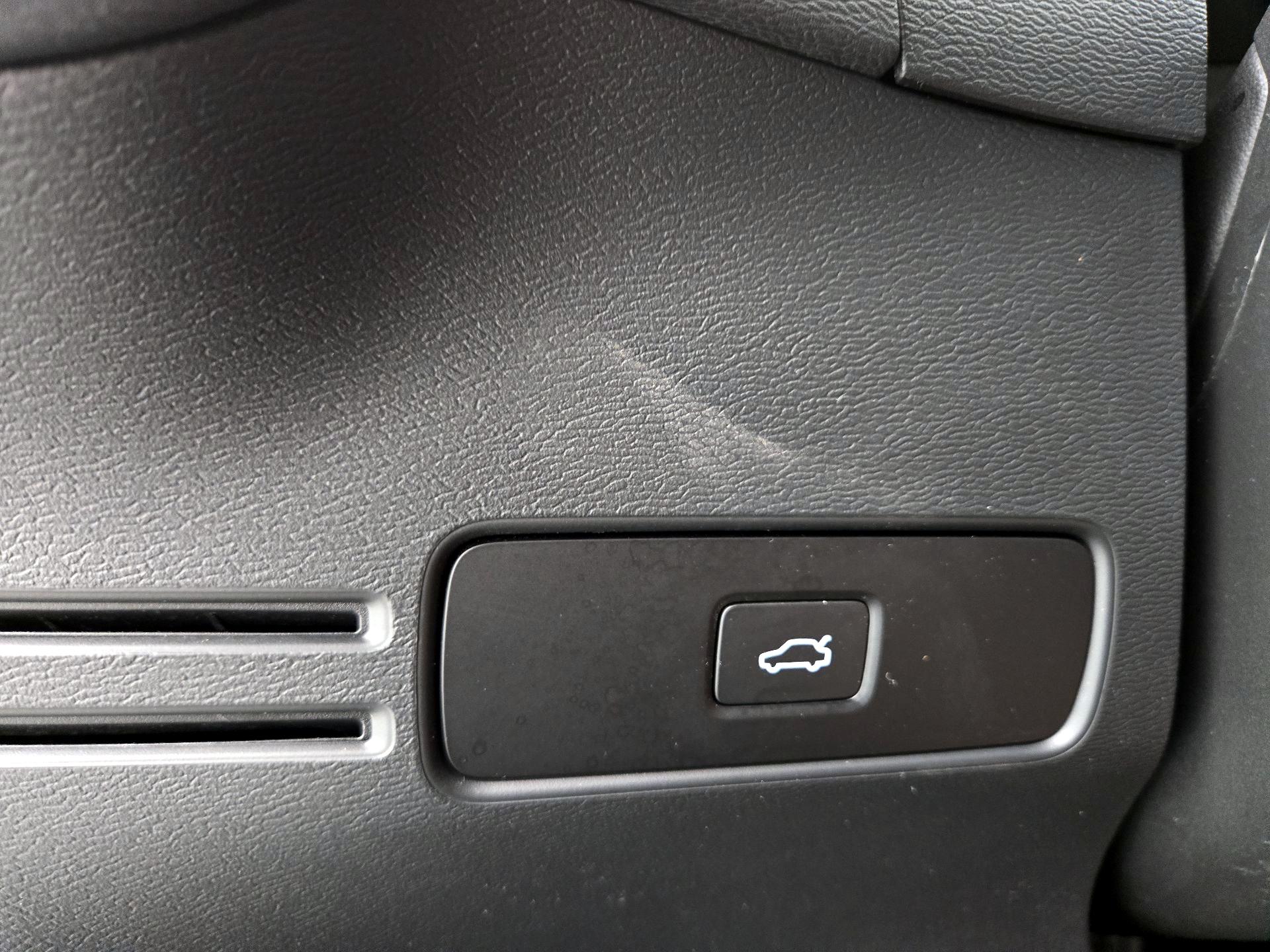 Thumbnail: 2025 Volvo XC40 - 13