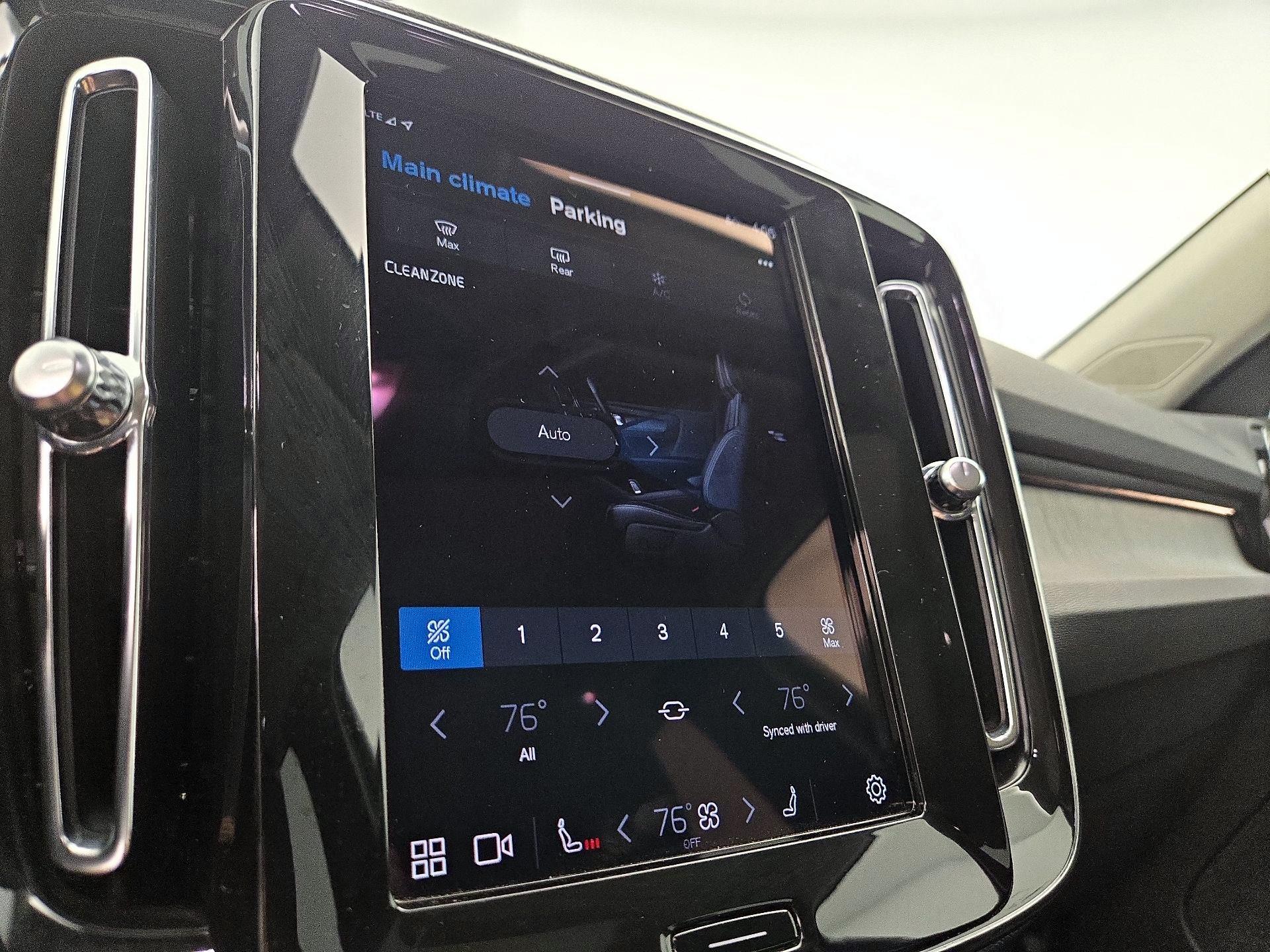 Thumbnail: 2025 Volvo XC40 - 17