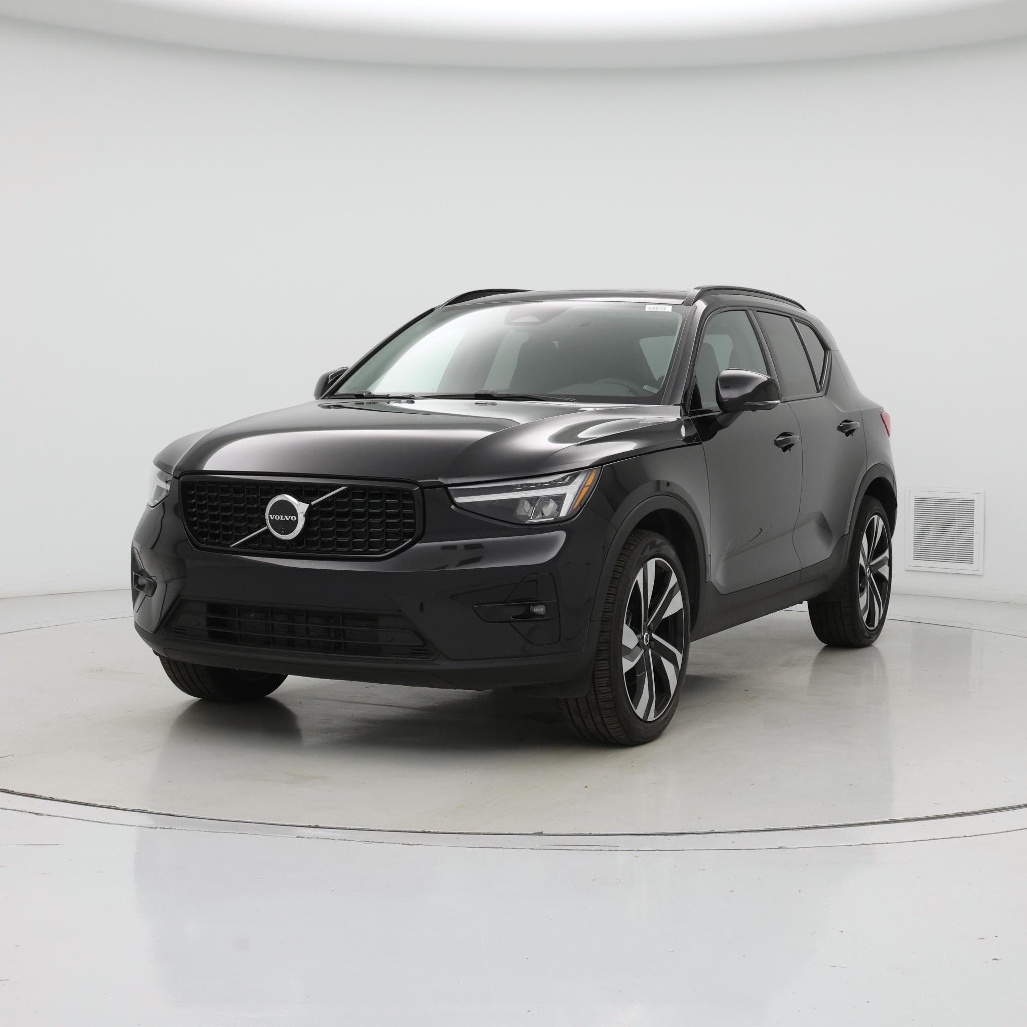 Thumbnail: 2025 Volvo XC40 - 4