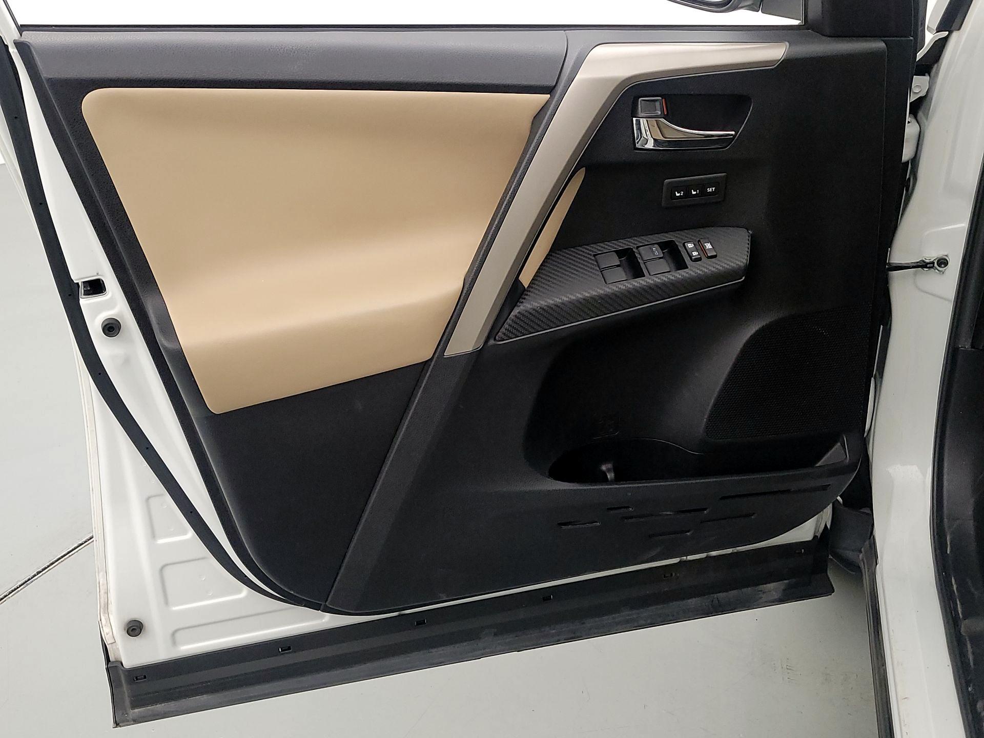 Thumbnail: 2015 Toyota RAV4 - 12