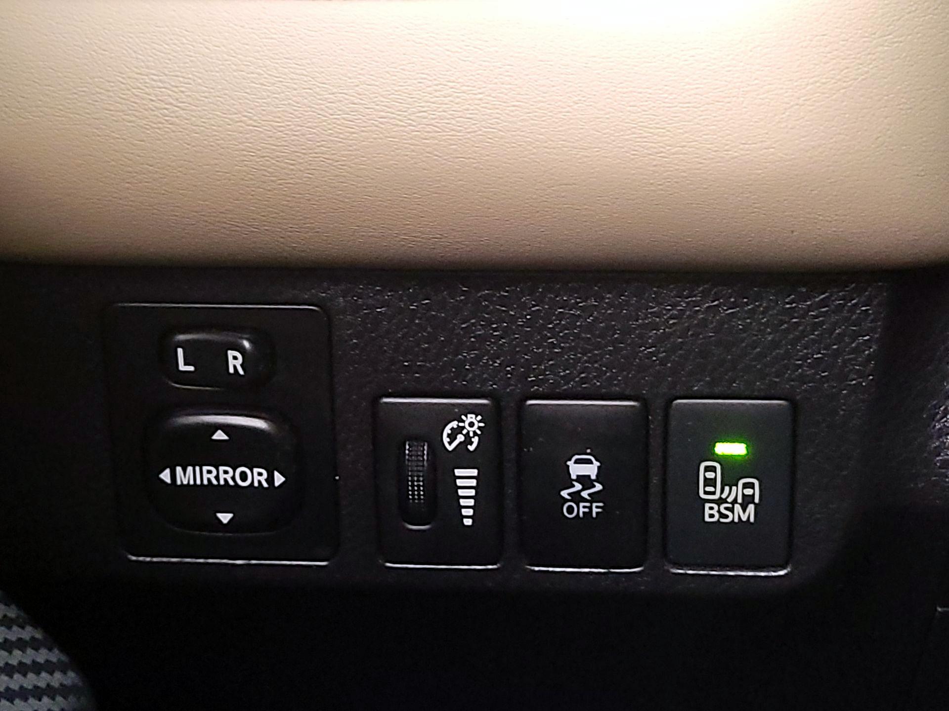 Thumbnail: 2015 Toyota RAV4 - 13