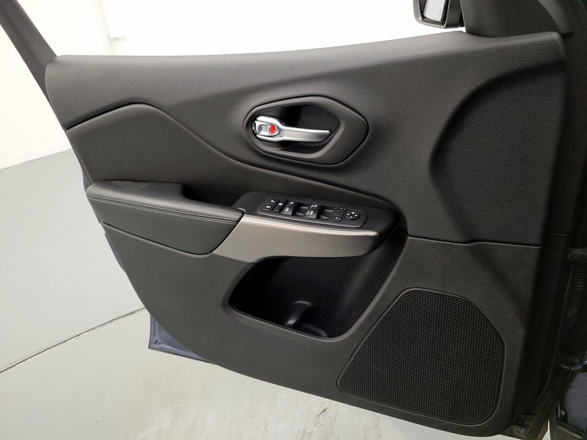 Thumbnail: 2020 Jeep Cherokee - 12