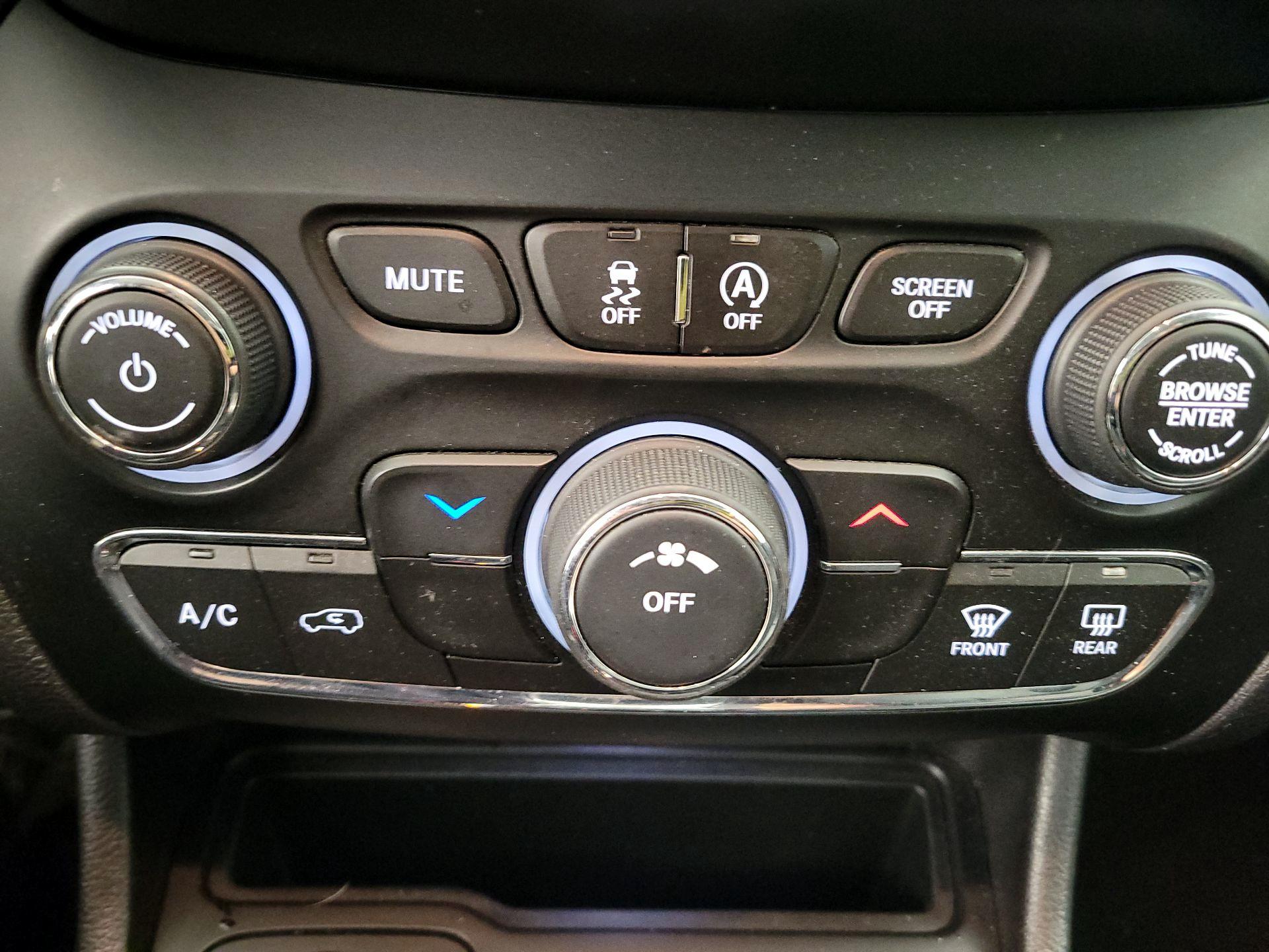 Thumbnail: 2020 Jeep Cherokee - 16