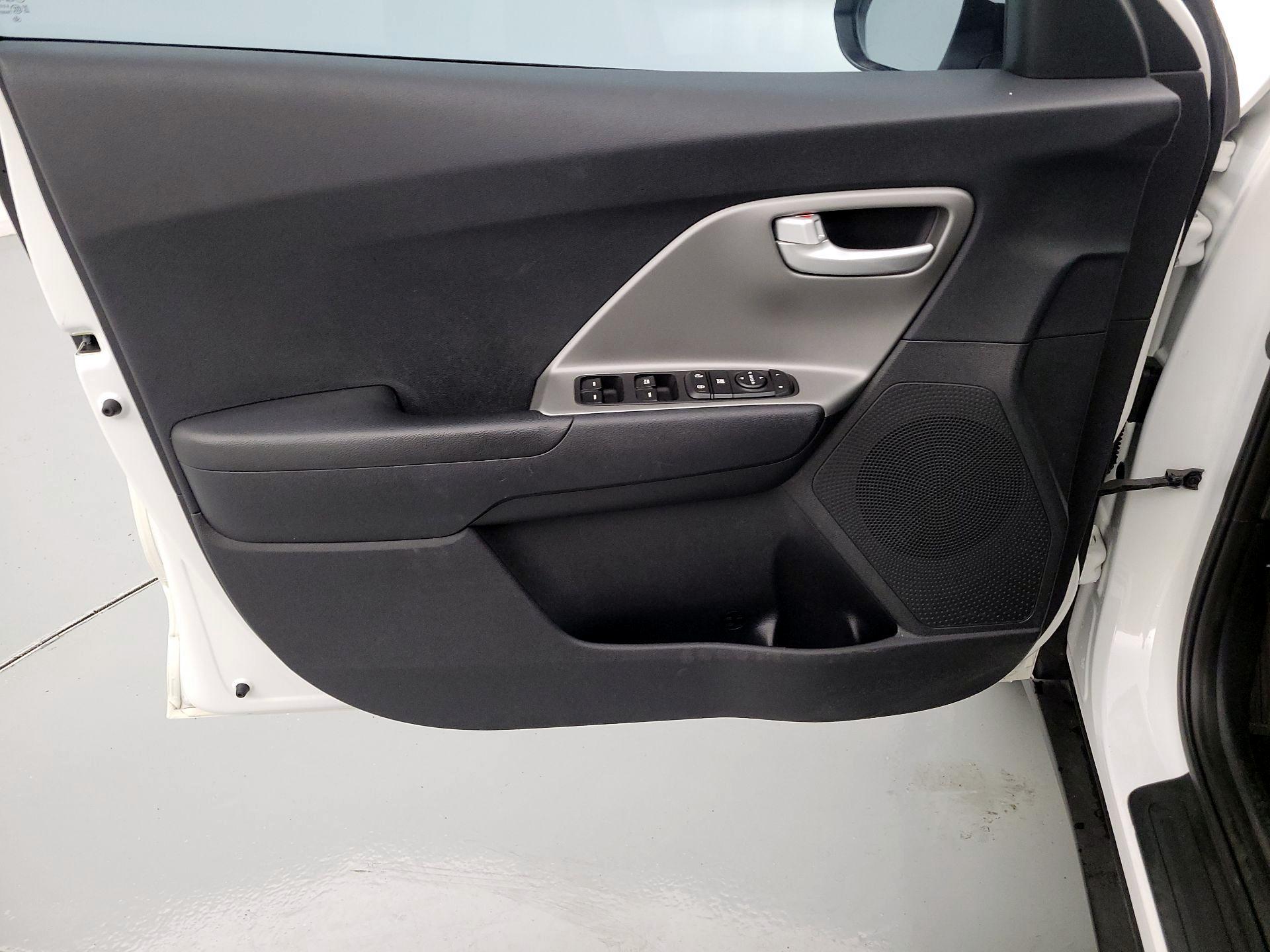 Thumbnail: 2018 Kia Niro - 12