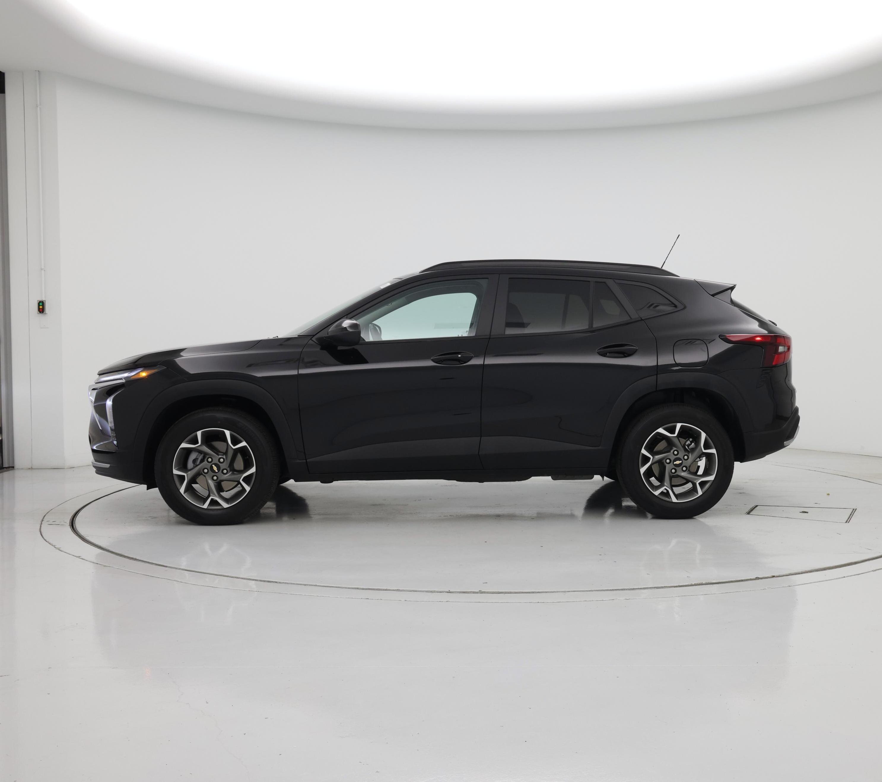 Thumbnail: 2025 Chevrolet Trax - 3