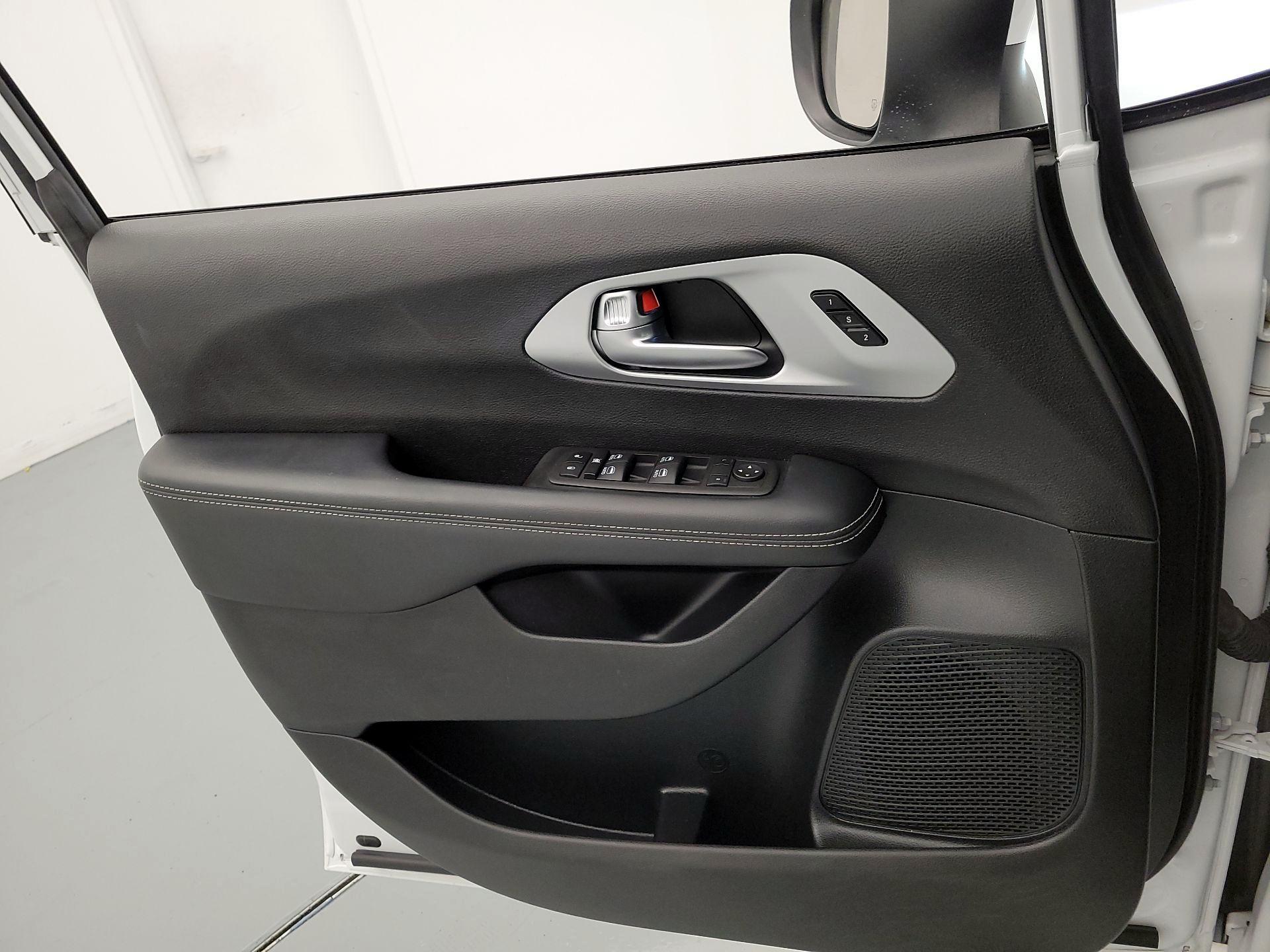 Thumbnail: 2023 Chrysler Pacifica - 12