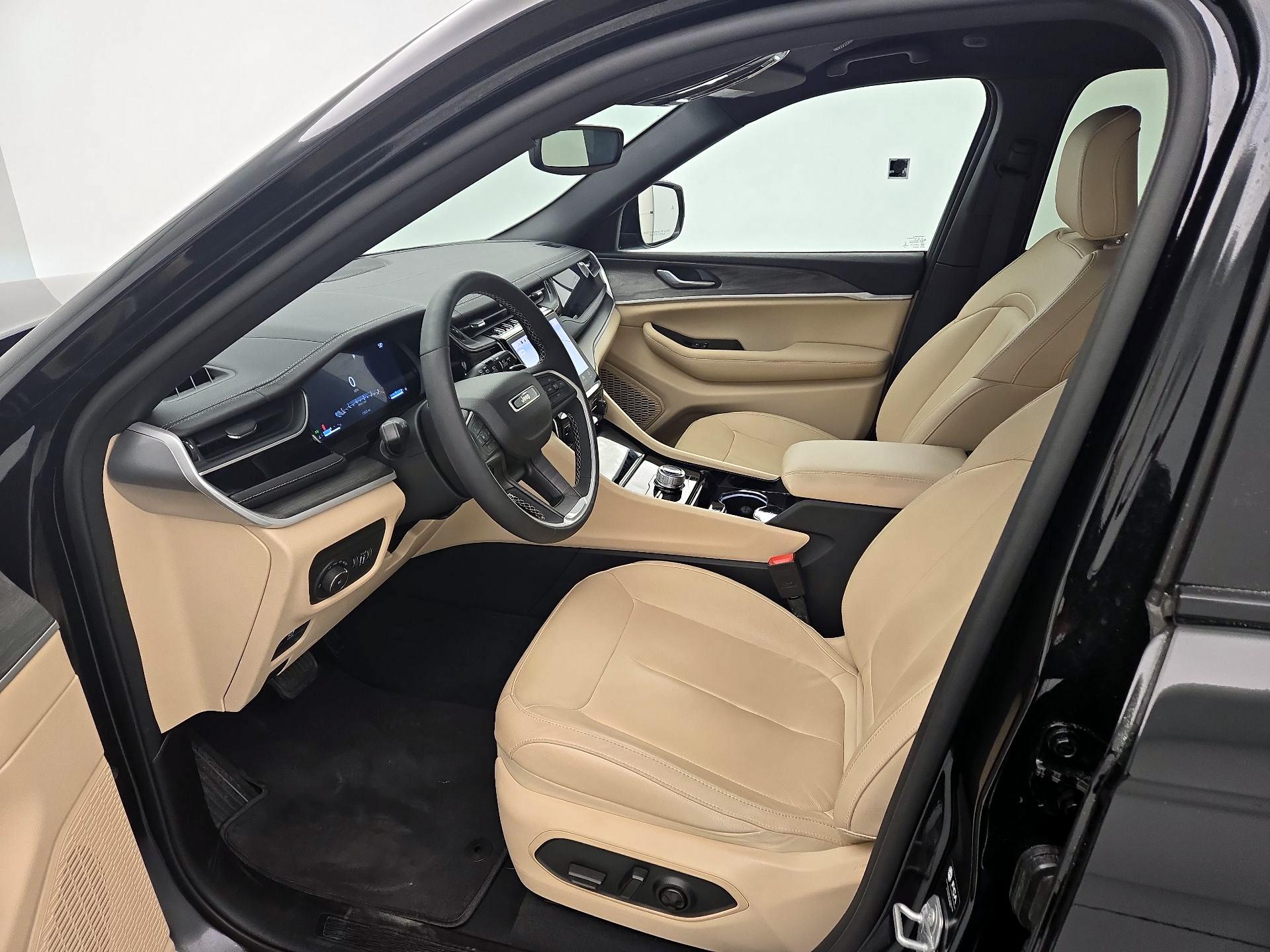 Thumbnail: 2023 Jeep Grand Cherokee - 11