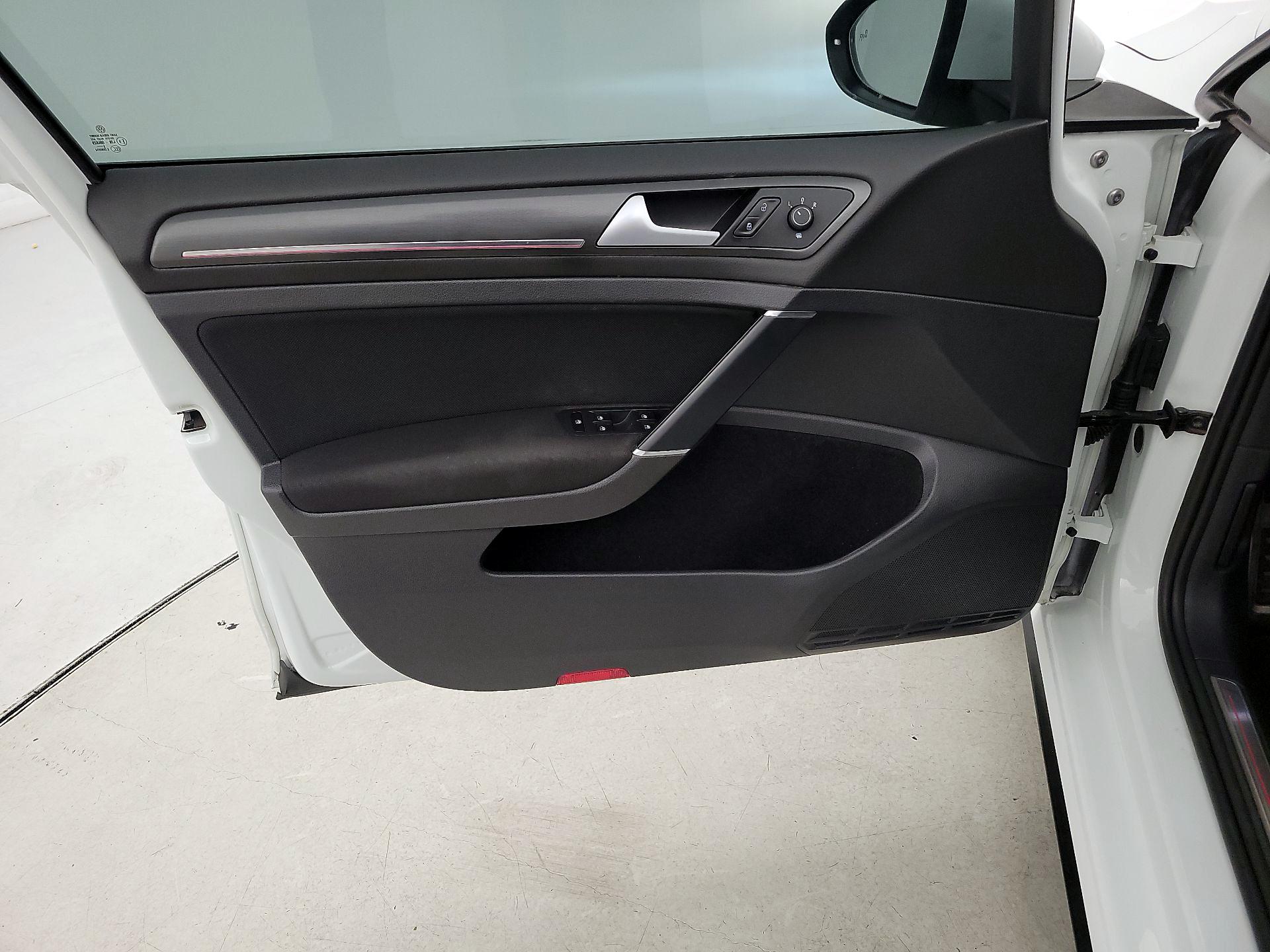 Thumbnail: 2019 Volkswagen Golf - 12