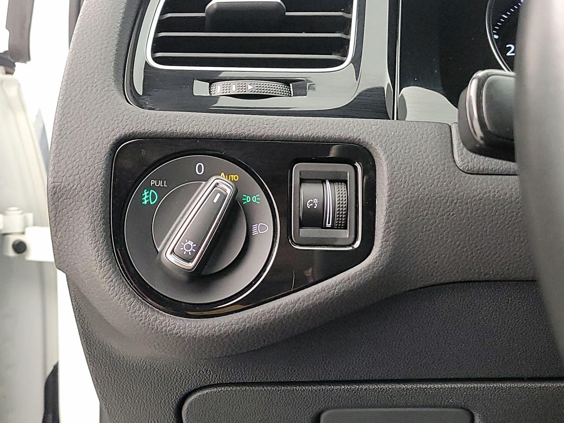 Thumbnail: 2019 Volkswagen Golf - 13