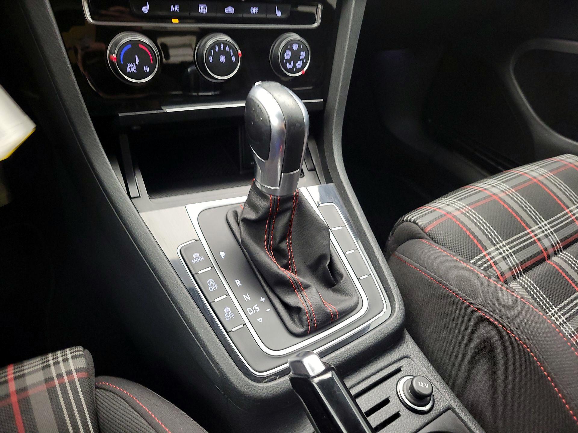 Thumbnail: 2019 Volkswagen Golf - 17