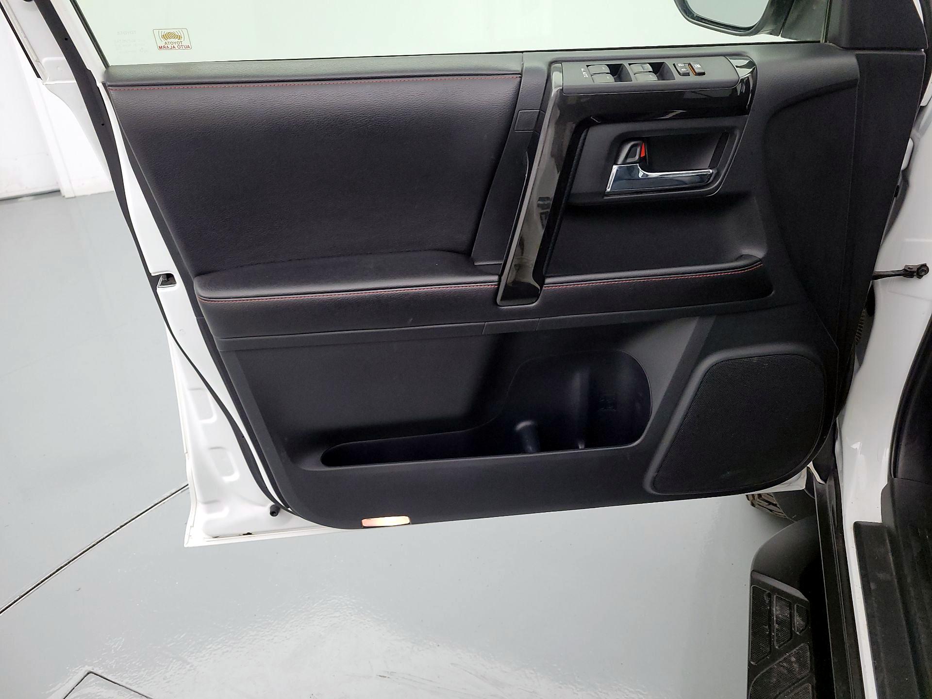 Thumbnail: 2016 Toyota 4Runner - 12