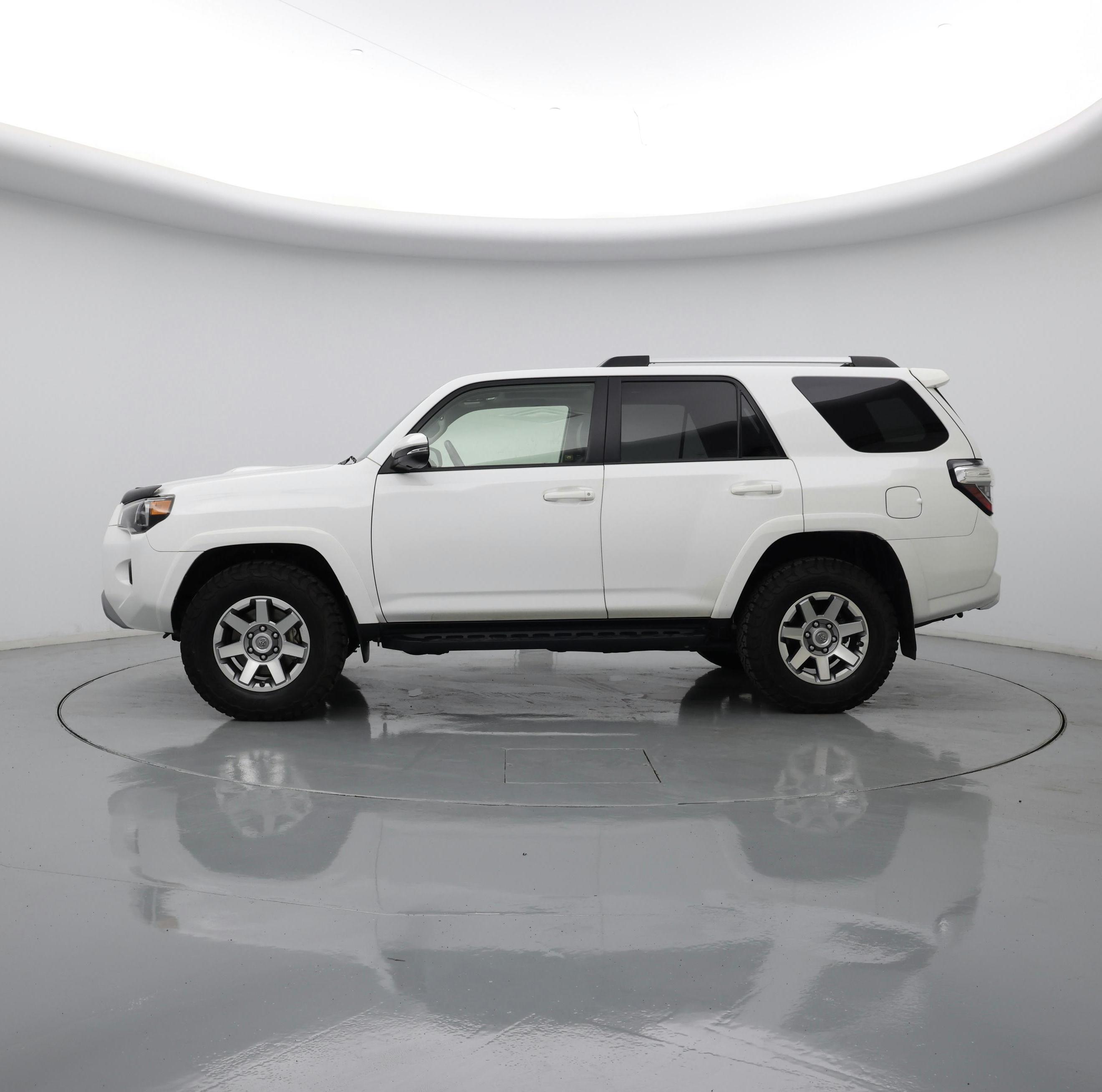 Thumbnail: 2016 Toyota 4Runner - 3