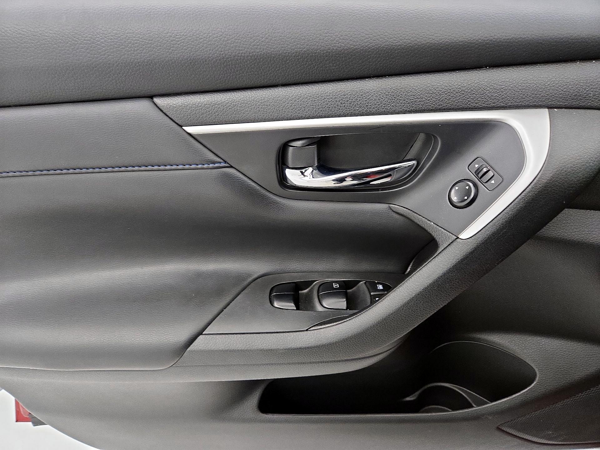 Thumbnail: 2016 Nissan Altima - 12