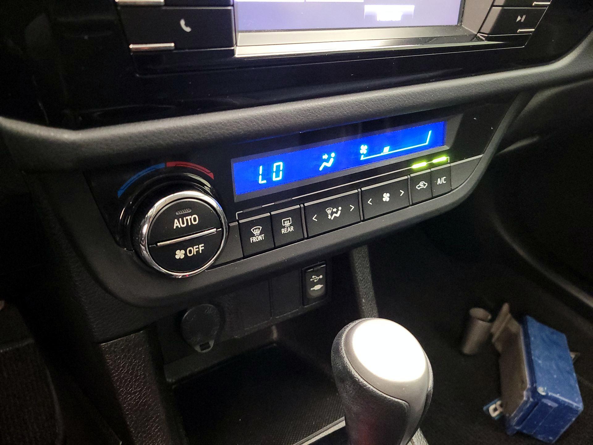 Thumbnail: 2015 Toyota Corolla - 16