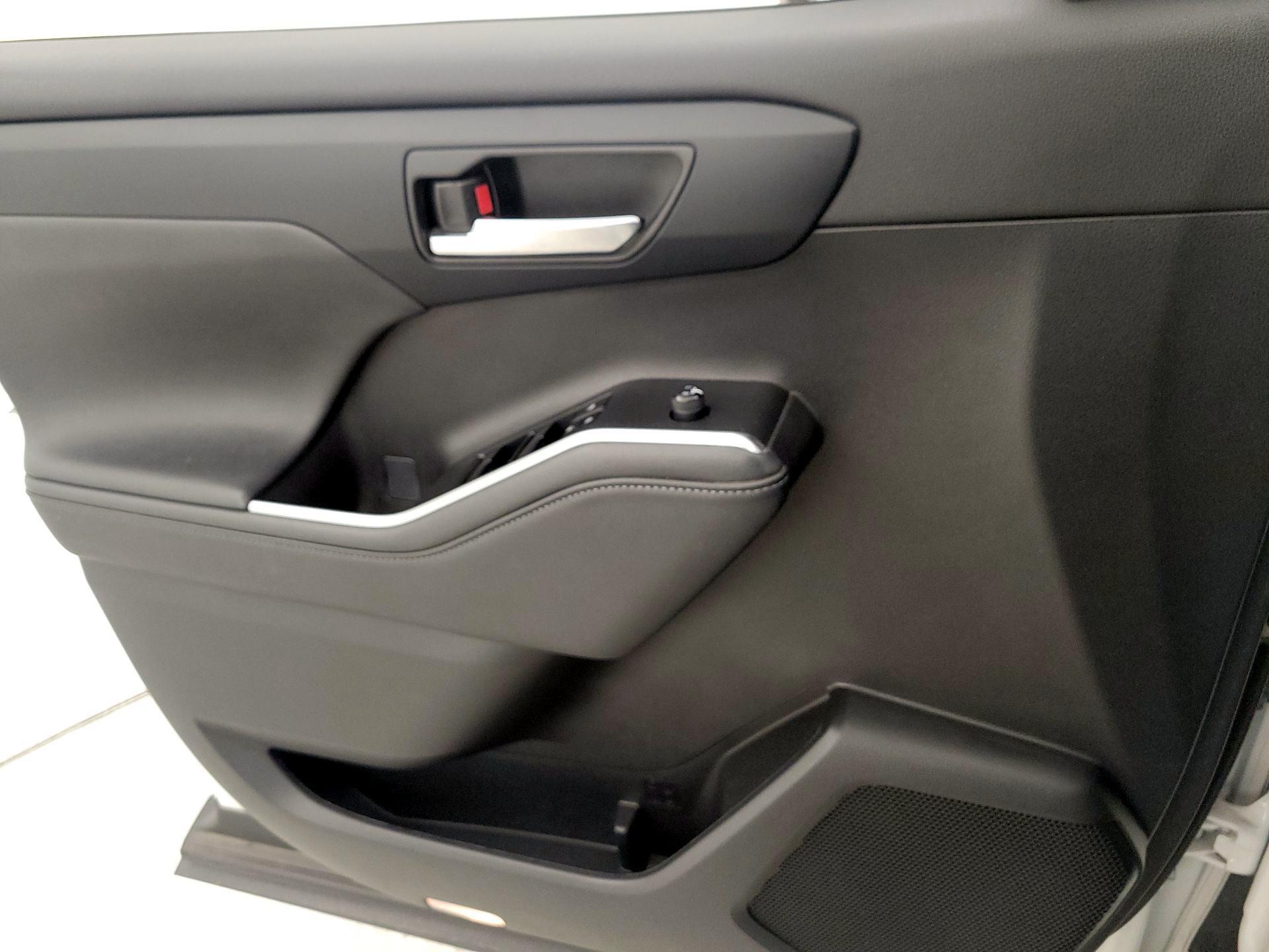 Thumbnail: 2023 Toyota Highlander - 12