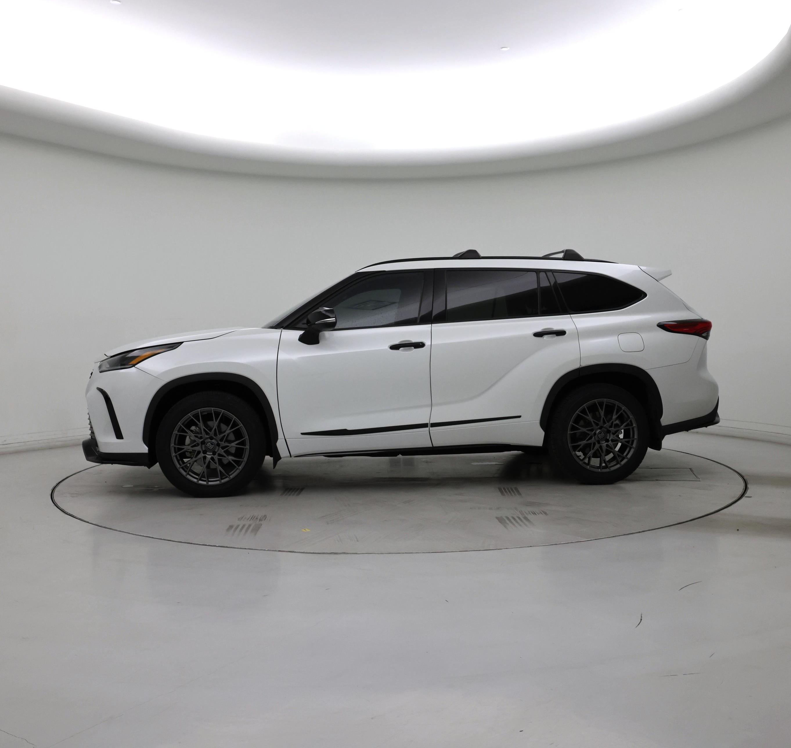 Thumbnail: 2023 Toyota Highlander - 3