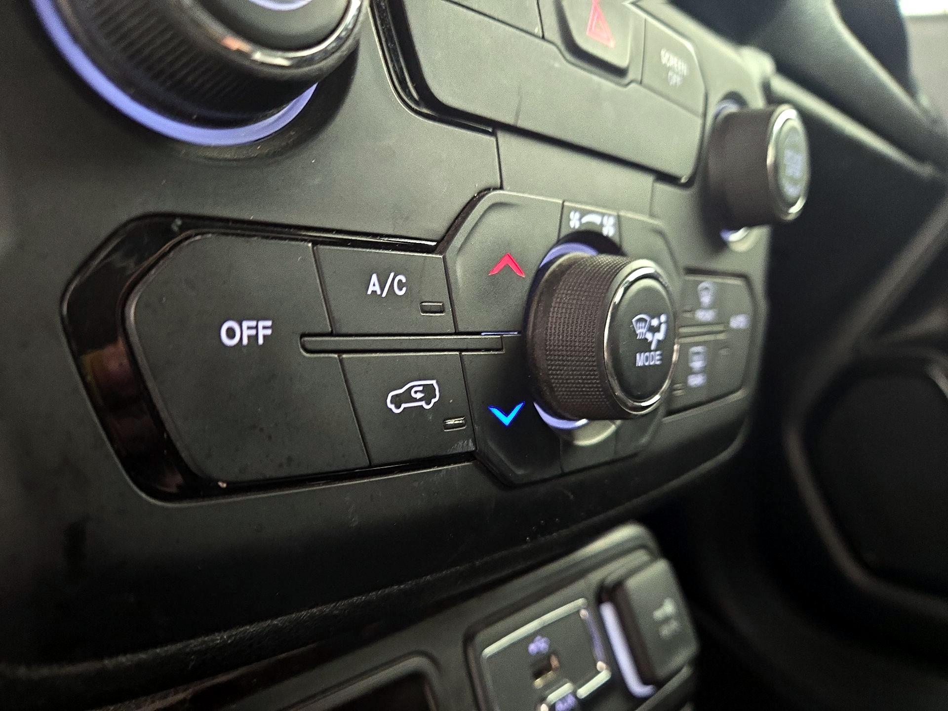 Thumbnail: 2020 Jeep Renegade - 16