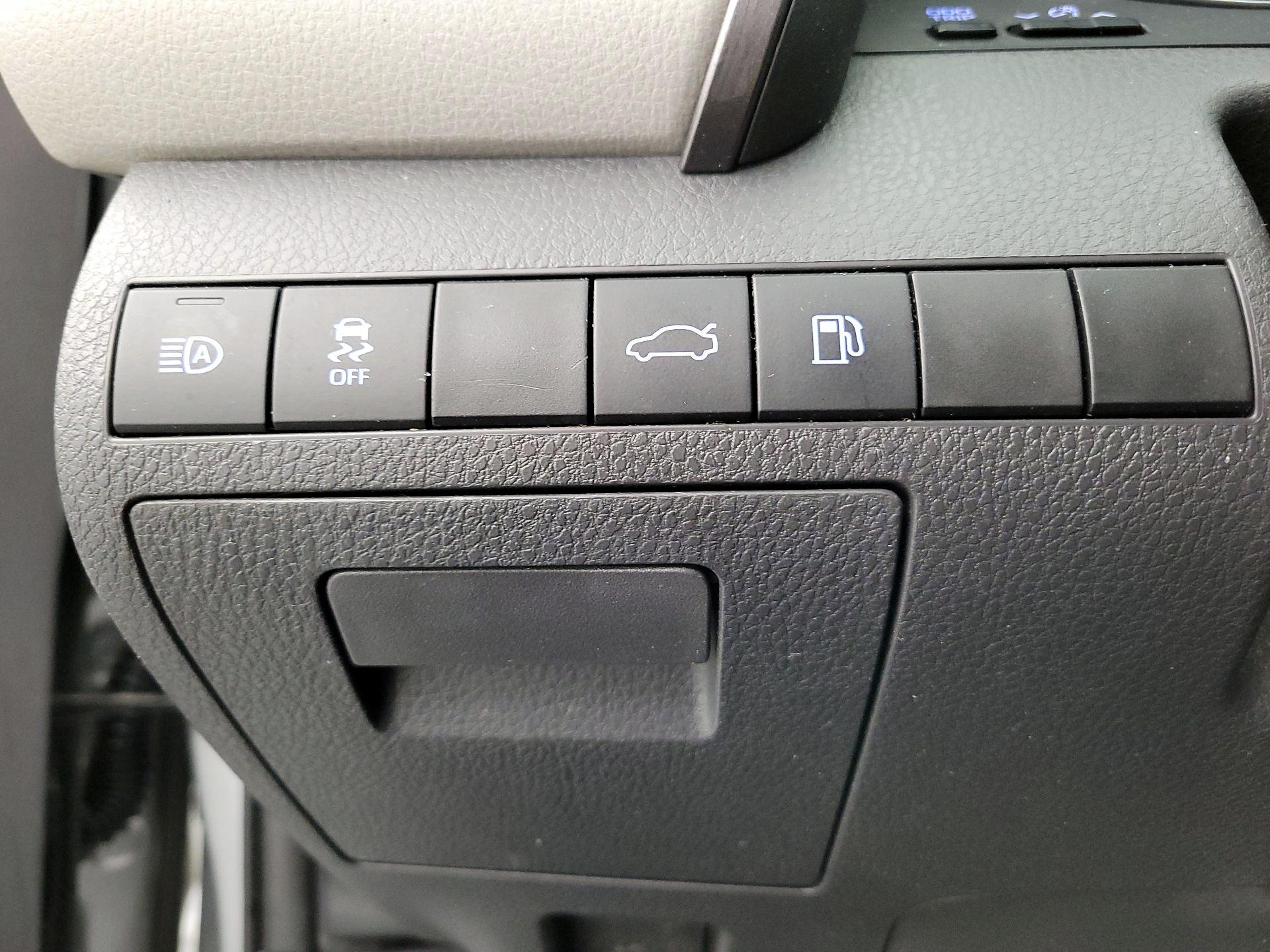 Thumbnail: 2018 Toyota Camry - 13