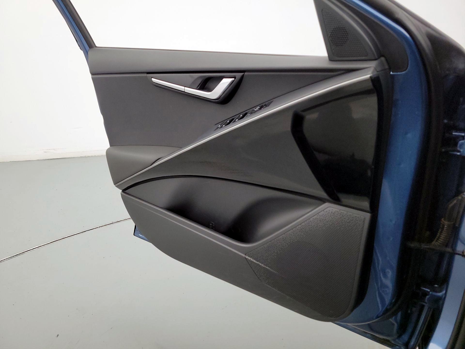 Thumbnail: 2023 Kia Niro - 12