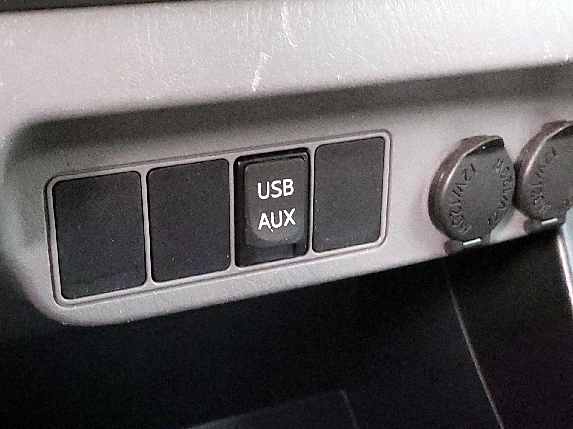 Thumbnail: 2015 Toyota Tacoma - 17