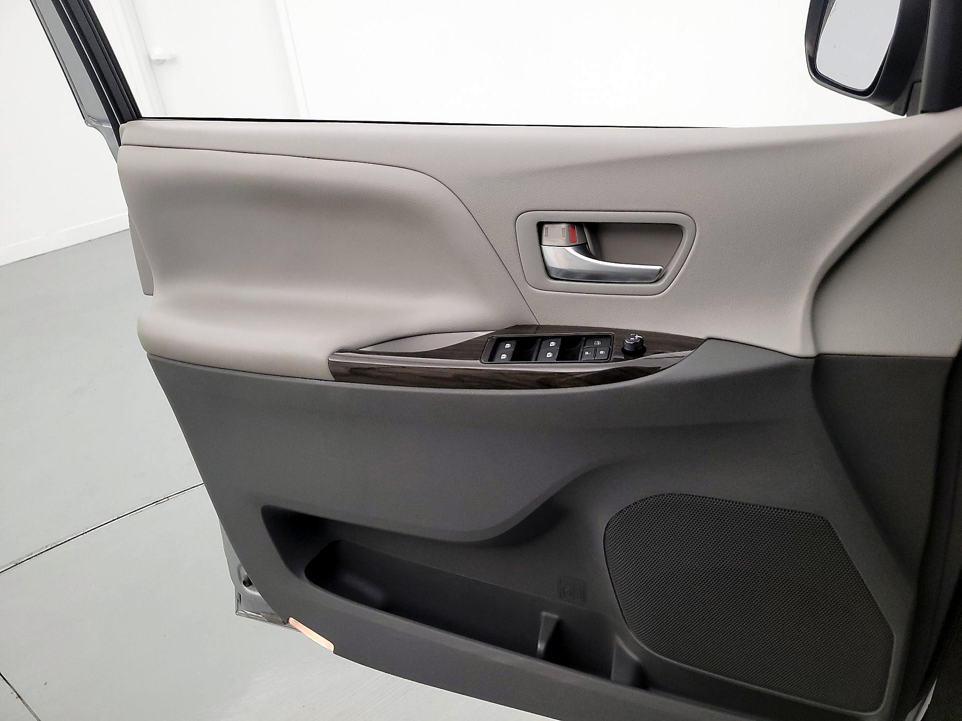 Thumbnail: 2015 Toyota Sienna - 12