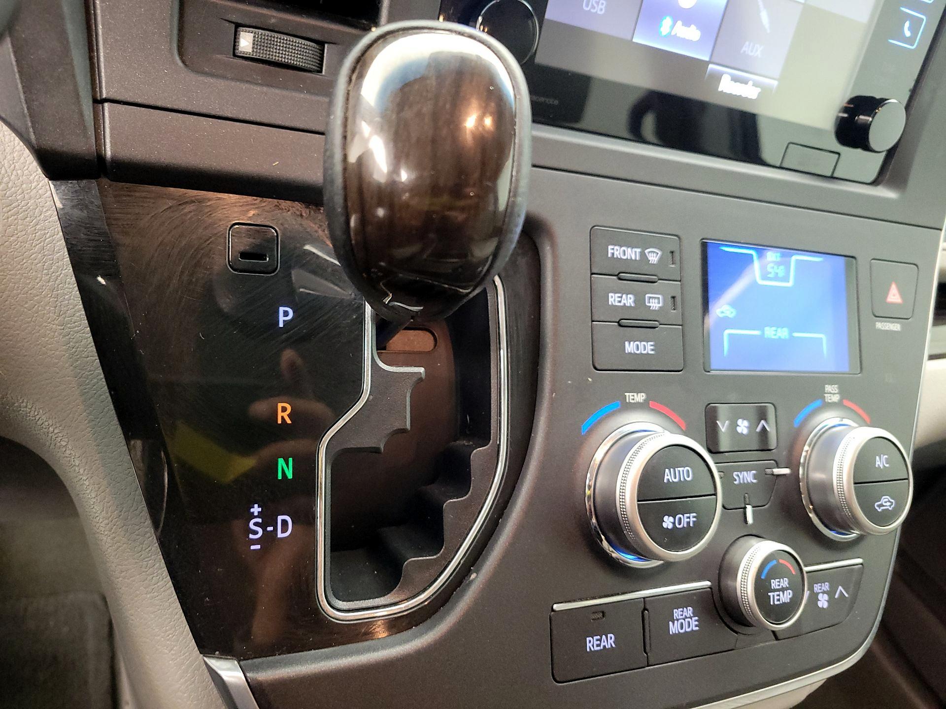 Thumbnail: 2015 Toyota Sienna - 17