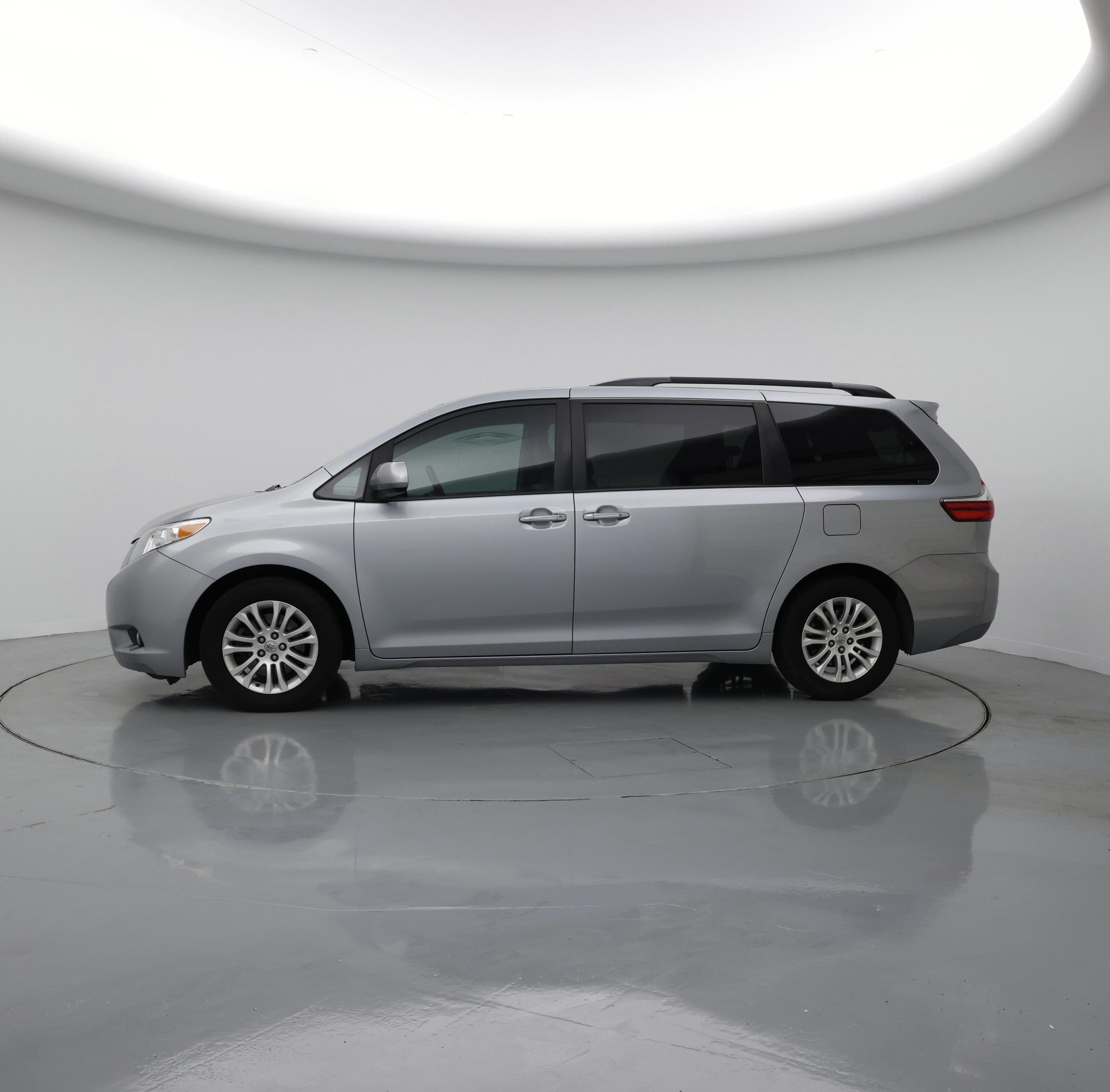 Thumbnail: 2015 Toyota Sienna - 3