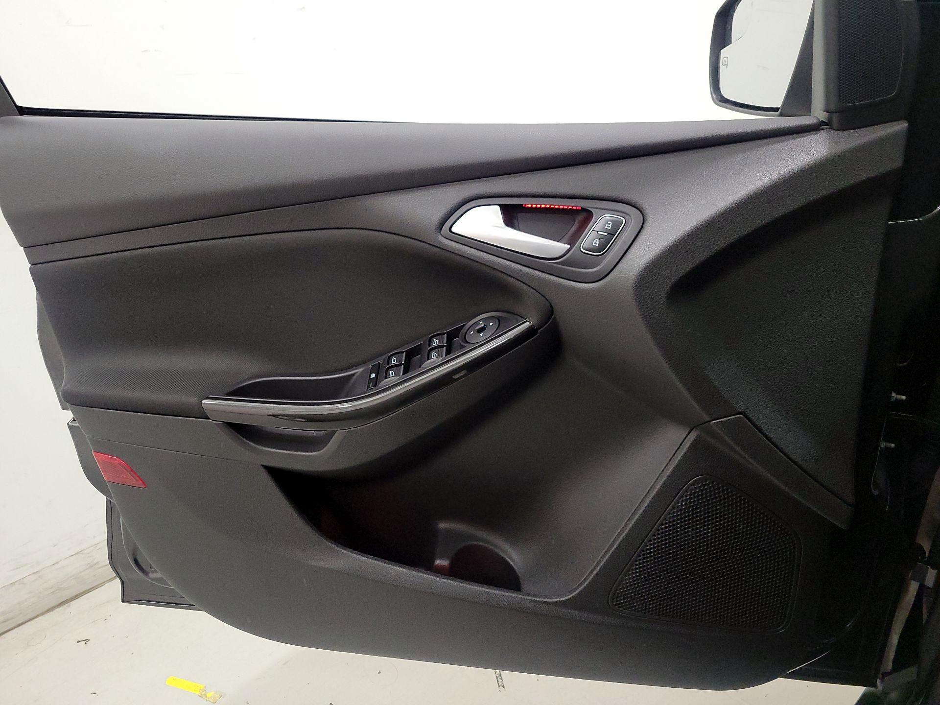 Thumbnail: 2015 Ford Focus - 12