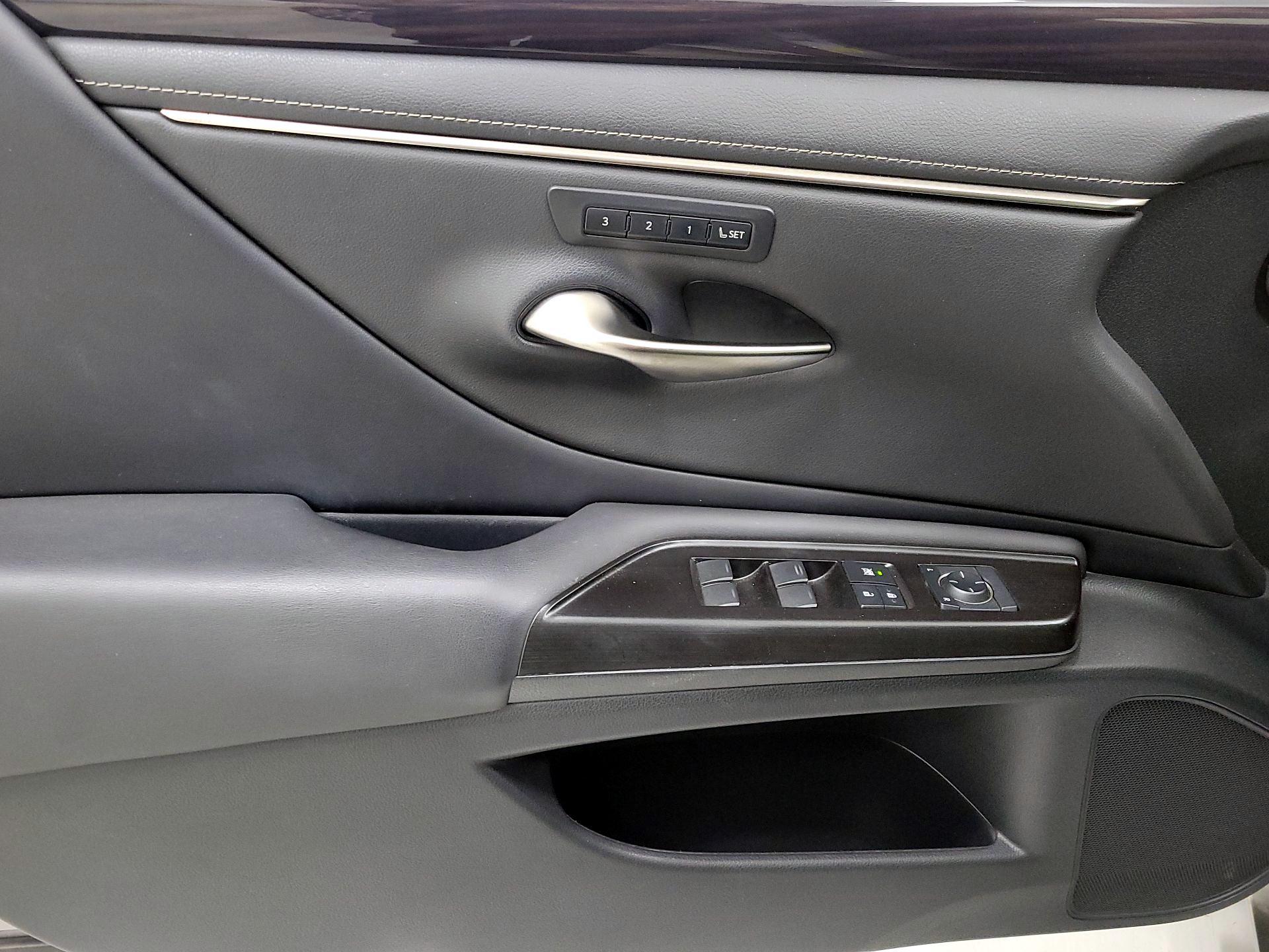 Thumbnail: 2019 Lexus ES - 12