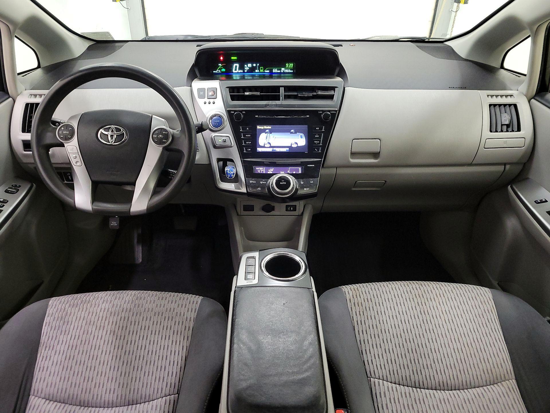 Thumbnail: 2016 Toyota Prius v - 9