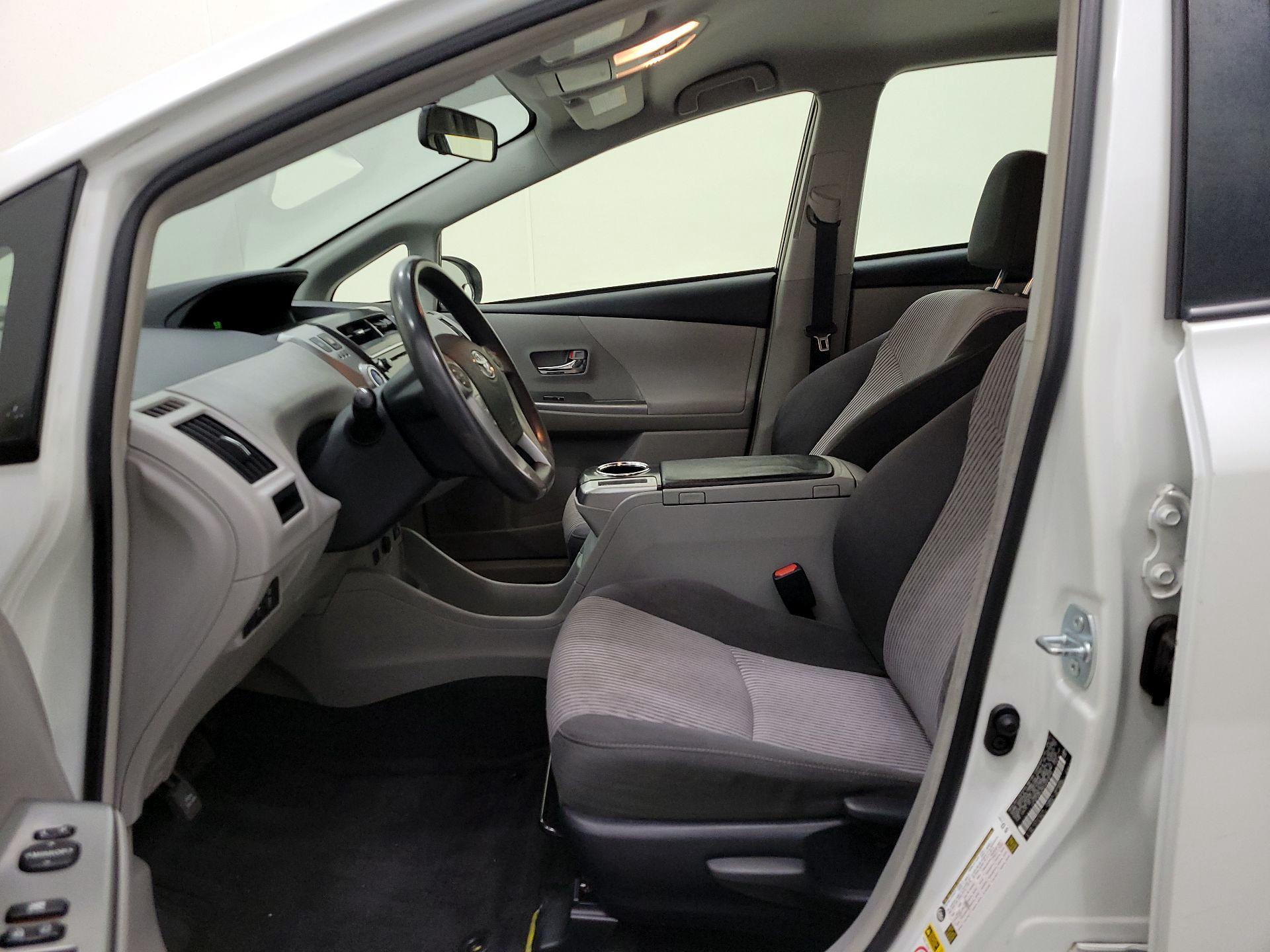 Thumbnail: 2016 Toyota Prius v - 11