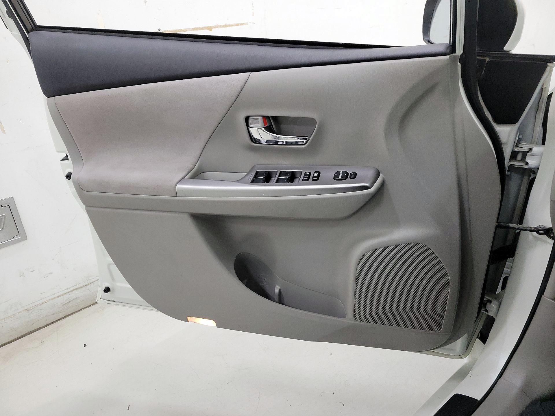 Thumbnail: 2016 Toyota Prius v - 12