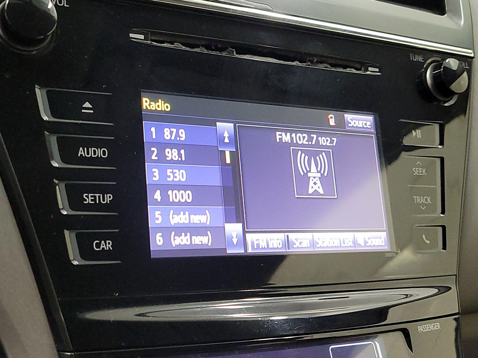 Thumbnail: 2016 Toyota Prius v - 15