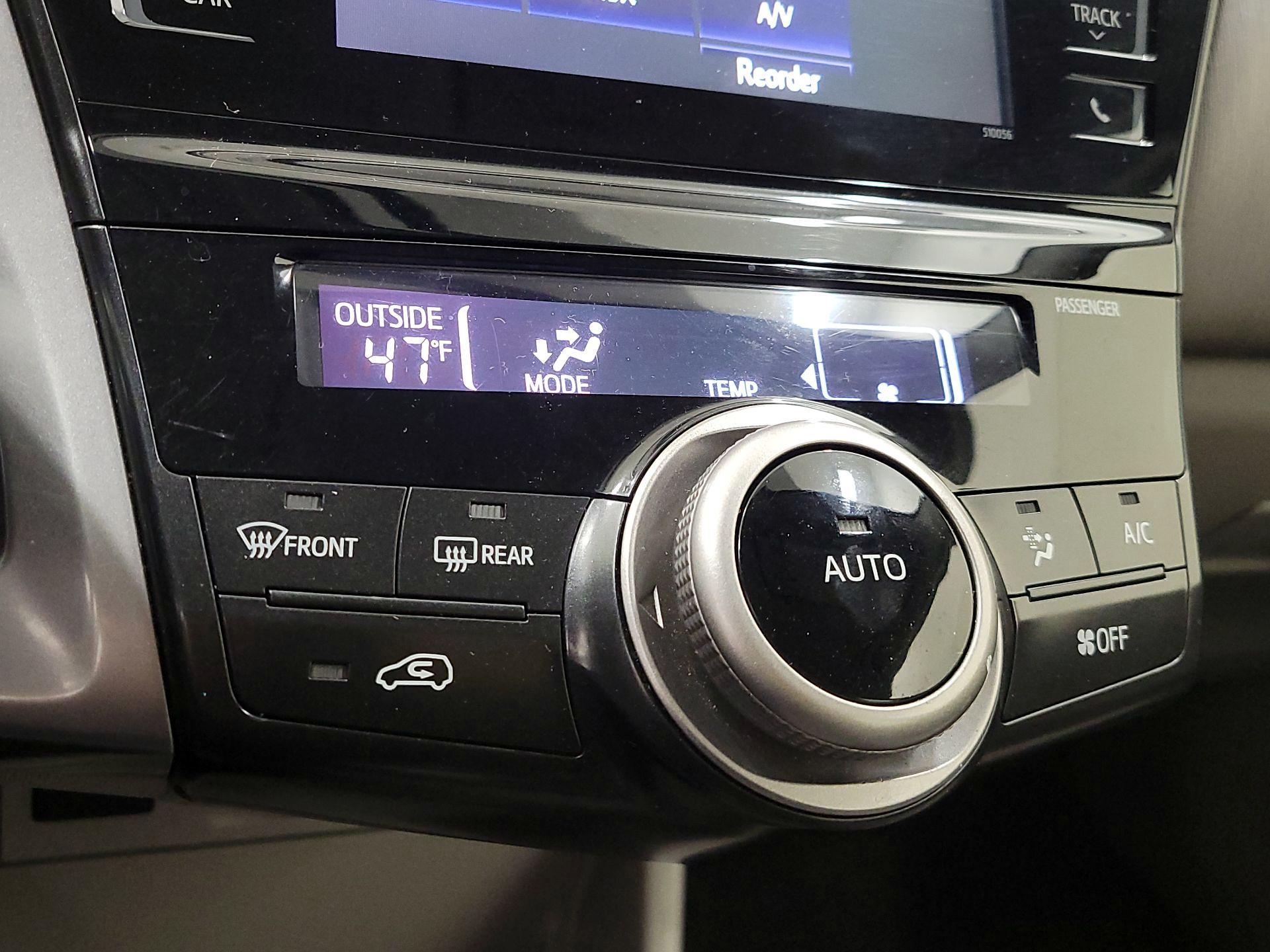 Thumbnail: 2016 Toyota Prius v - 16