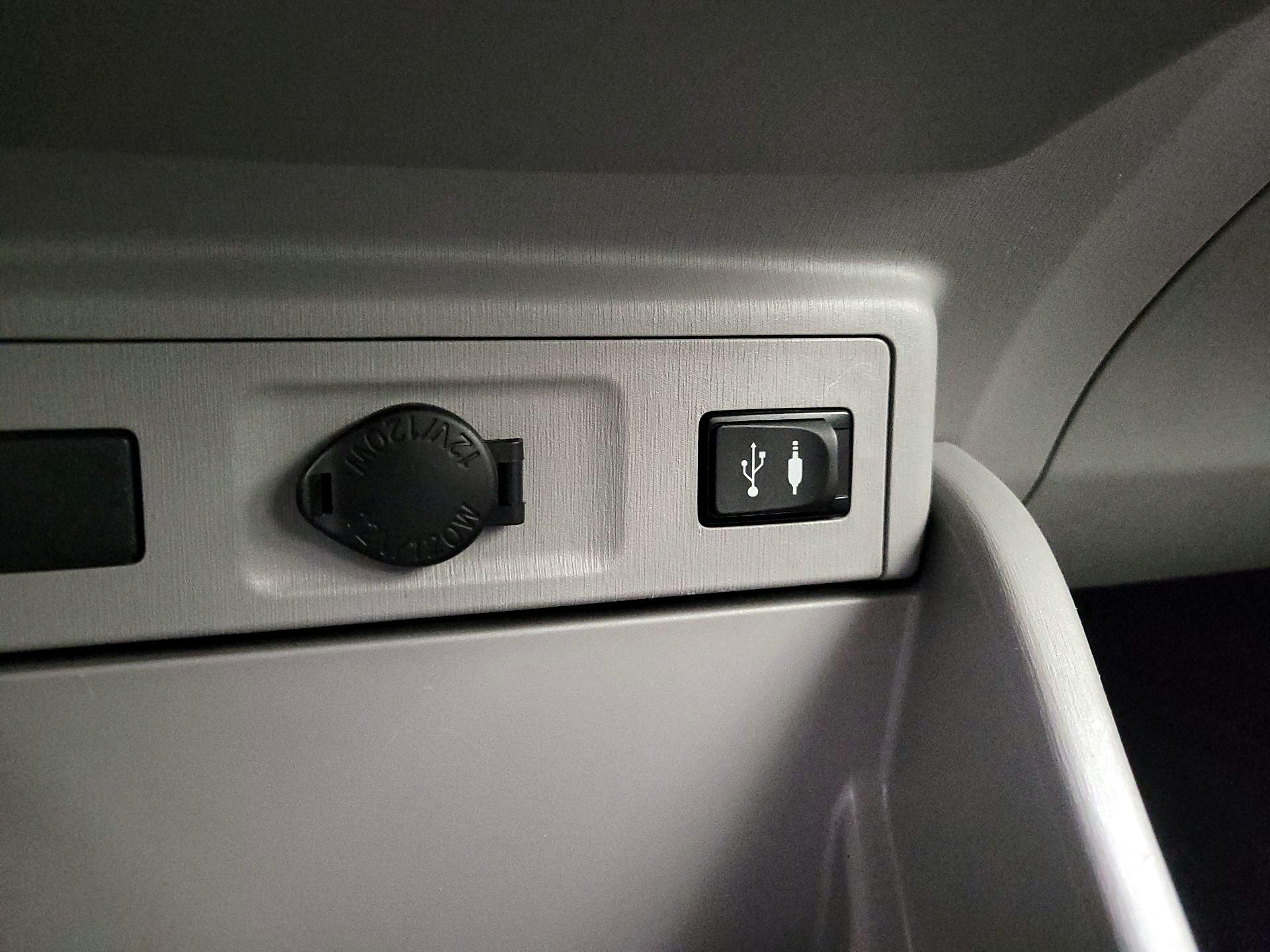 Thumbnail: 2016 Toyota Prius v - 18