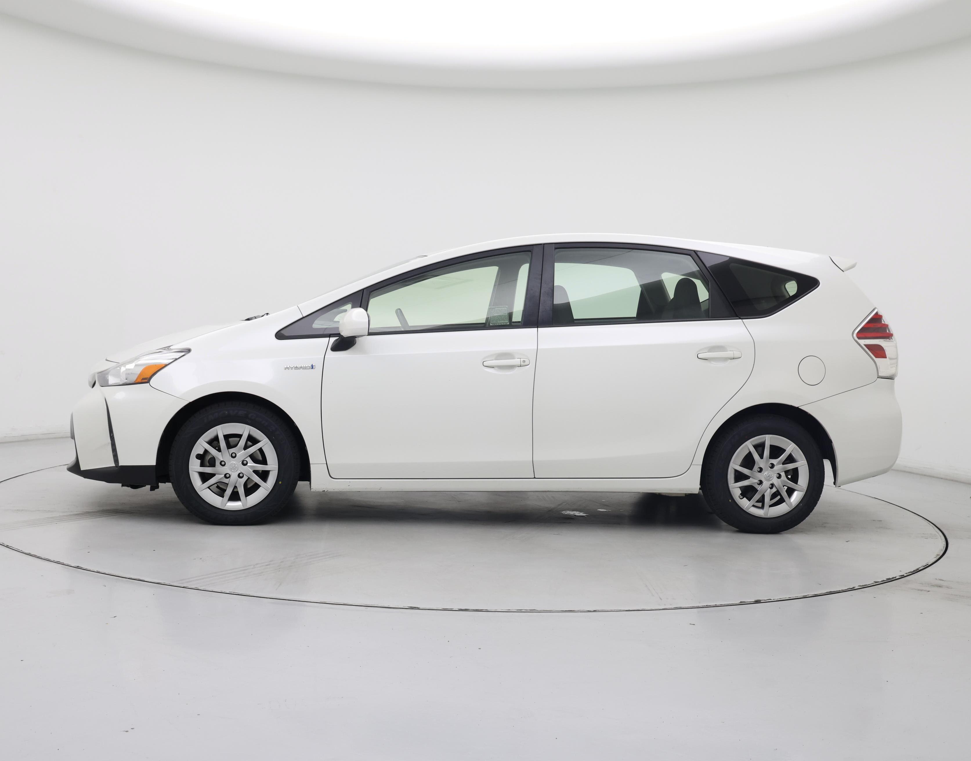 Thumbnail: 2016 Toyota Prius v - 3
