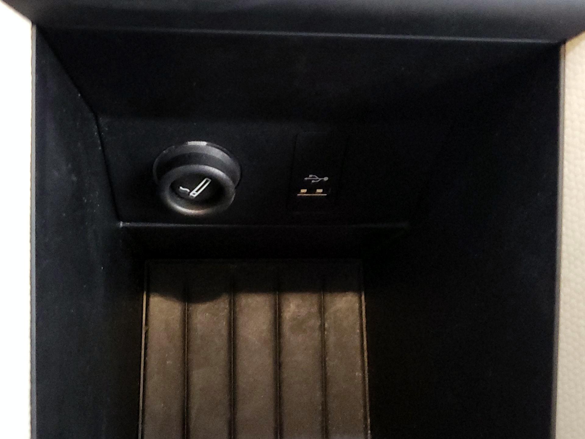 Thumbnail: 2019 BMW i3 - 19