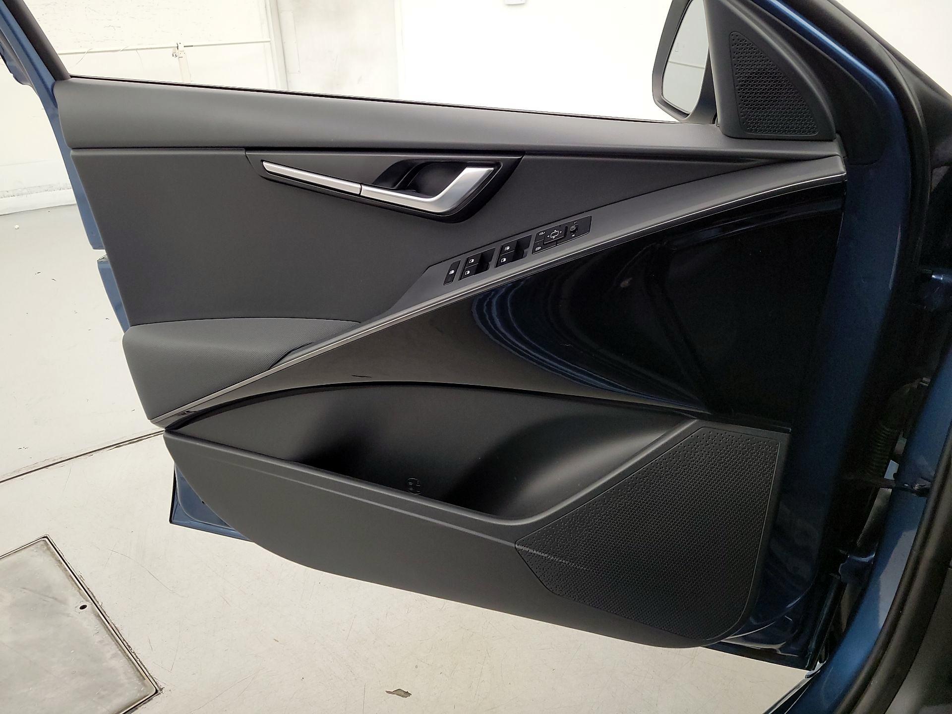 Thumbnail: 2023 Kia Niro - 12