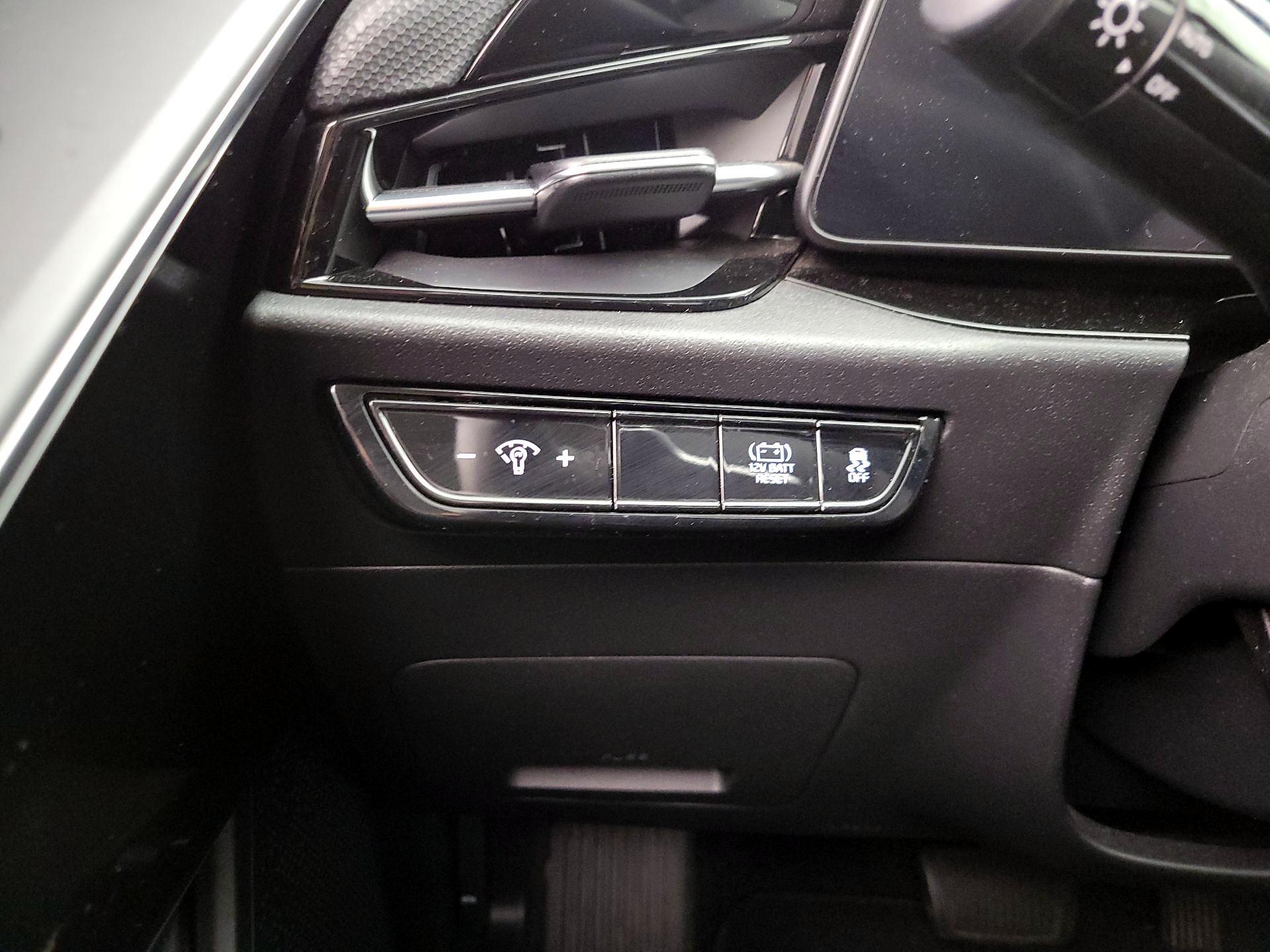 Thumbnail: 2023 Kia Niro - 13