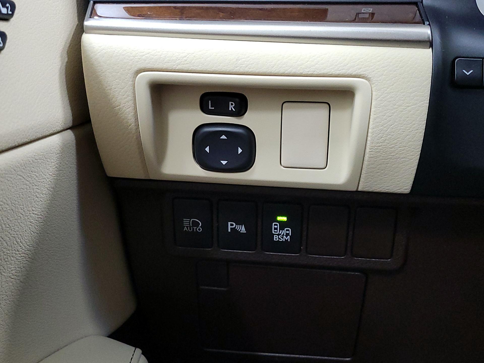 Thumbnail: 2018 Lexus ES - 13