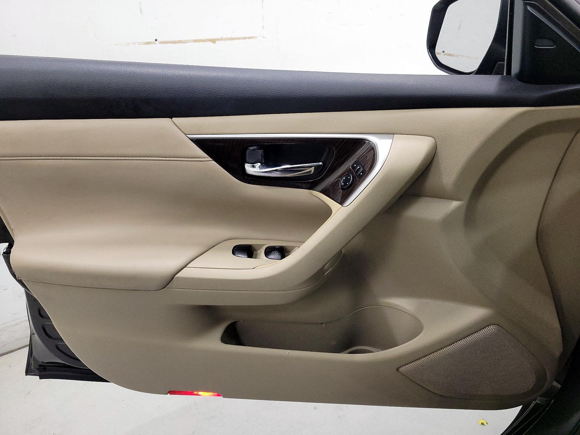 Thumbnail: 2015 Nissan Altima - 12