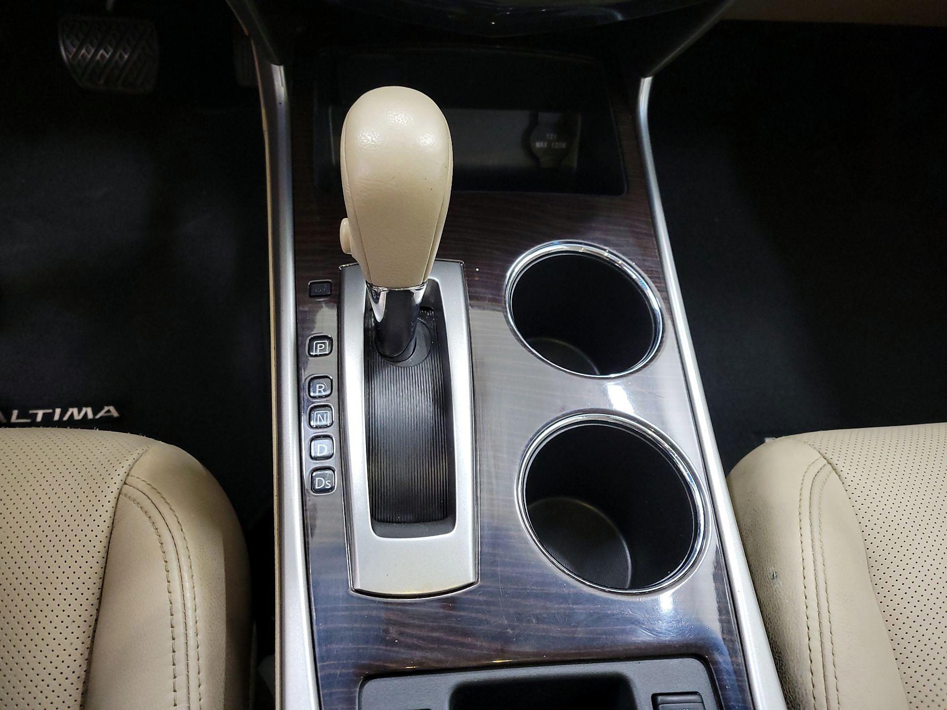 Thumbnail: 2015 Nissan Altima - 17