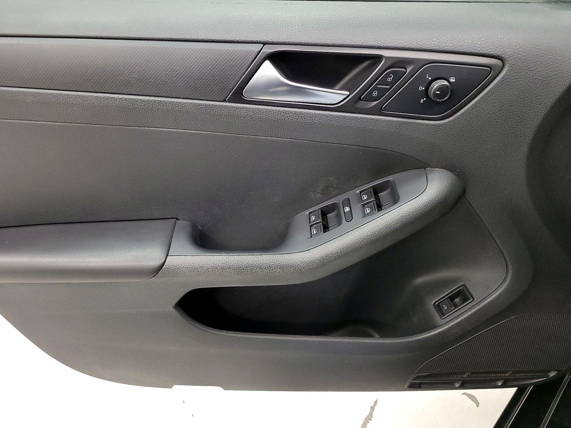 Thumbnail: 2016 Volkswagen Jetta - 12